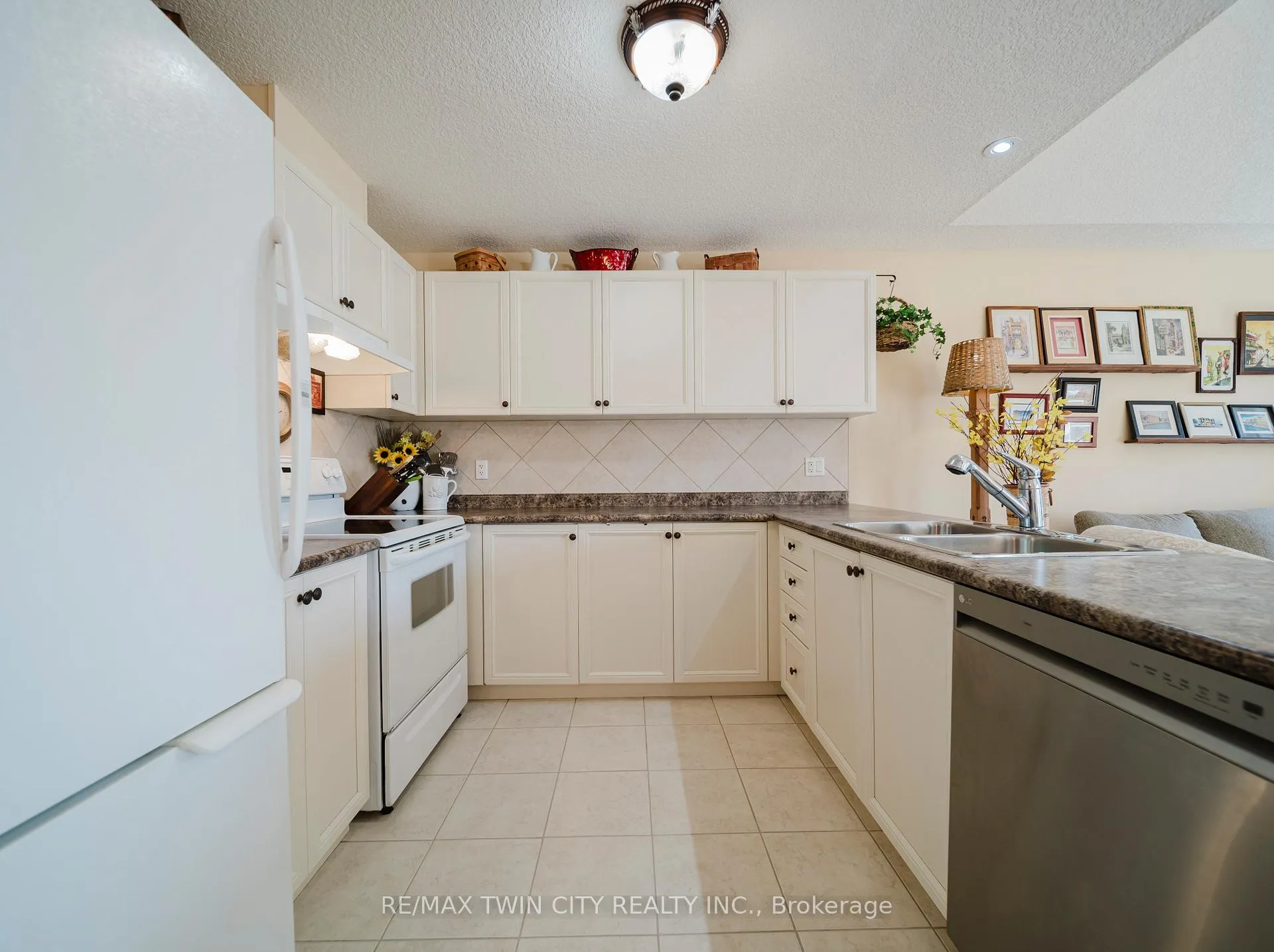 Photo 10 of 90 Captain Mccallum Drive, Wilmot — HOMEH