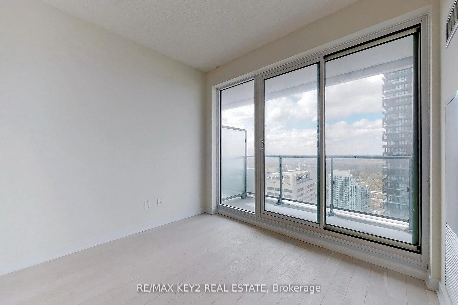 Photo 4 of Unit 4510, 2221 Yonge Street, Toronto, Mount Pleasant West — HOMEH