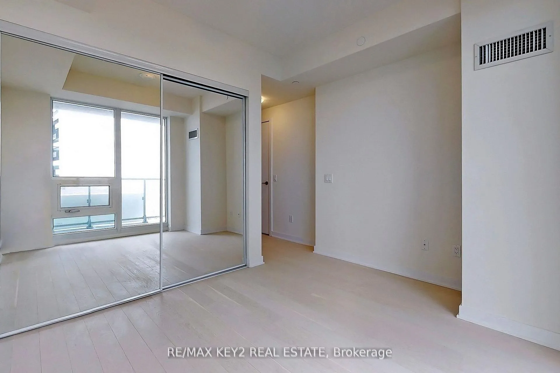 Photo 10 of Unit 4510, 2221 Yonge Street, Toronto, Mount Pleasant West — HOMEH