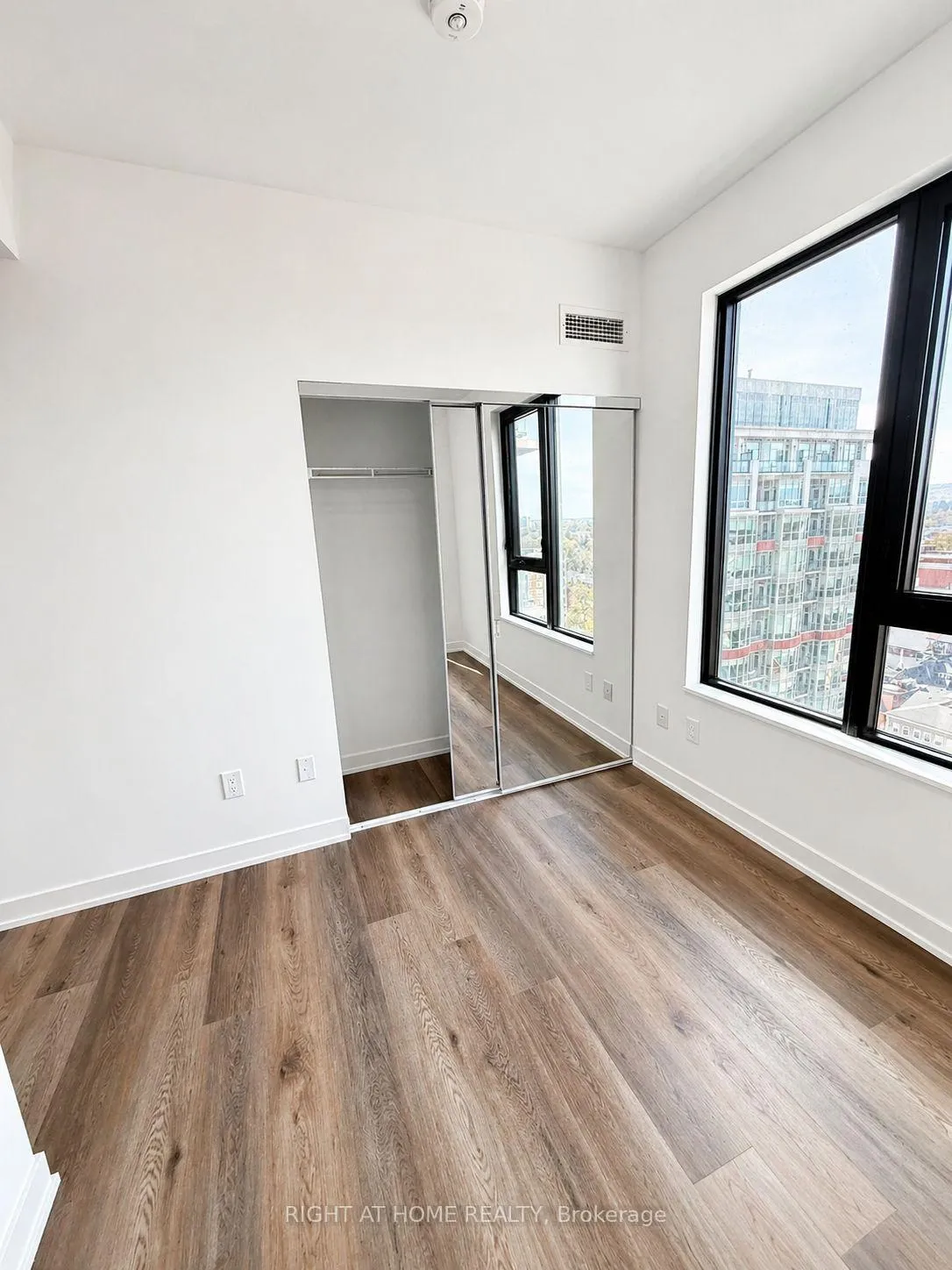 Photo 23 of Unit 1209, 2075 Lakeshore Road, Burlington, Brant — HOMEH