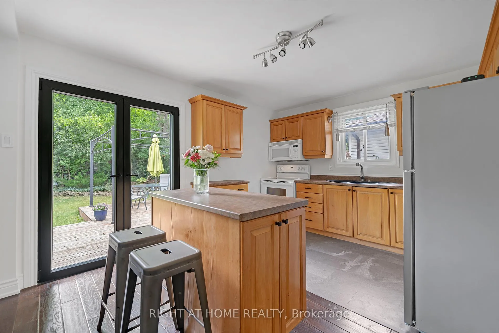 Photo 16 of 361 Hickling Trail, Barrie, Grove East — HOMEH