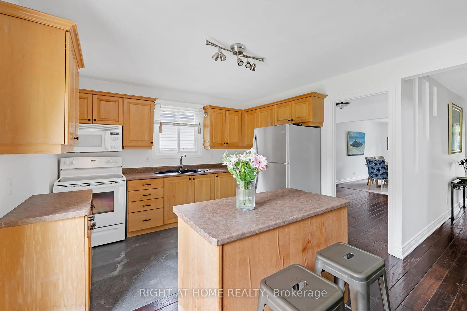 Photo 17 of 361 Hickling Trail, Barrie, Grove East — HOMEH