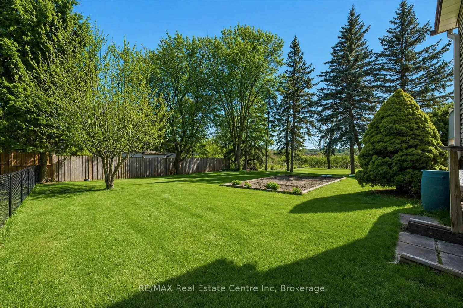 Photo 2 of 2 Hamilton Drive, Guelph/Eramosa, Rural Guelph/Eramosa East — HOMEH
