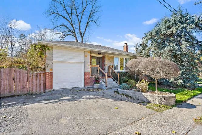 Photo 2 of 405 Draper Street, Halton Hills, Georgetown — HOMEH