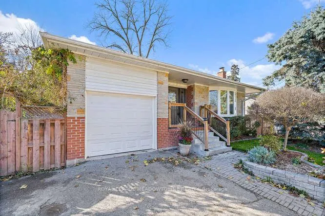 Photo 3 of 405 Draper Street, Halton Hills, Georgetown — HOMEH