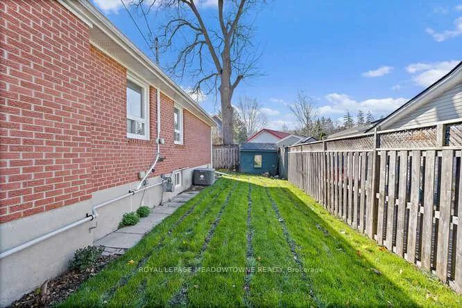 Photo 32 of 405 Draper Street, Halton Hills, Georgetown — HOMEH