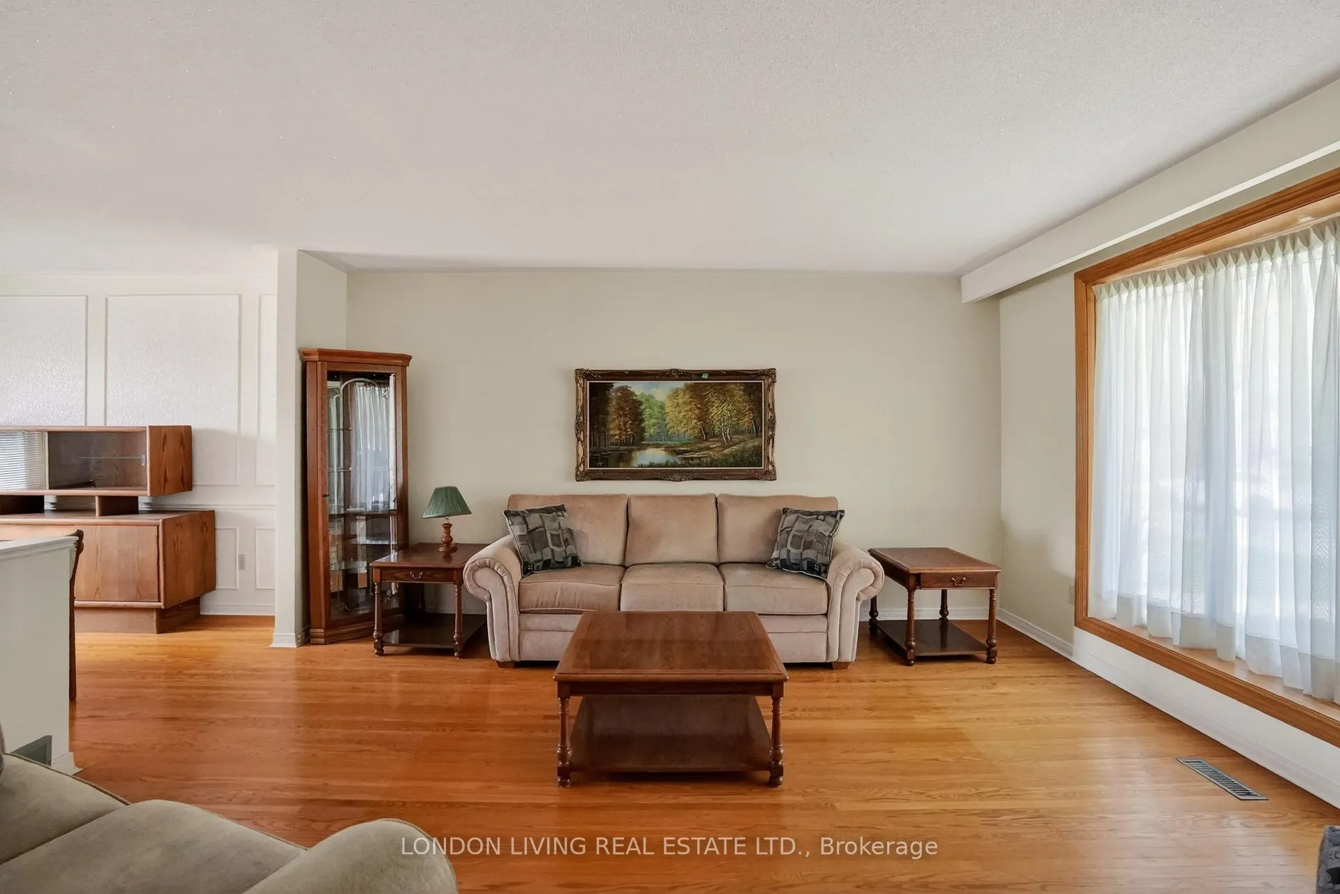 Photo 5 of 172 Meridene Crescent W, London, North G — HOMEH
