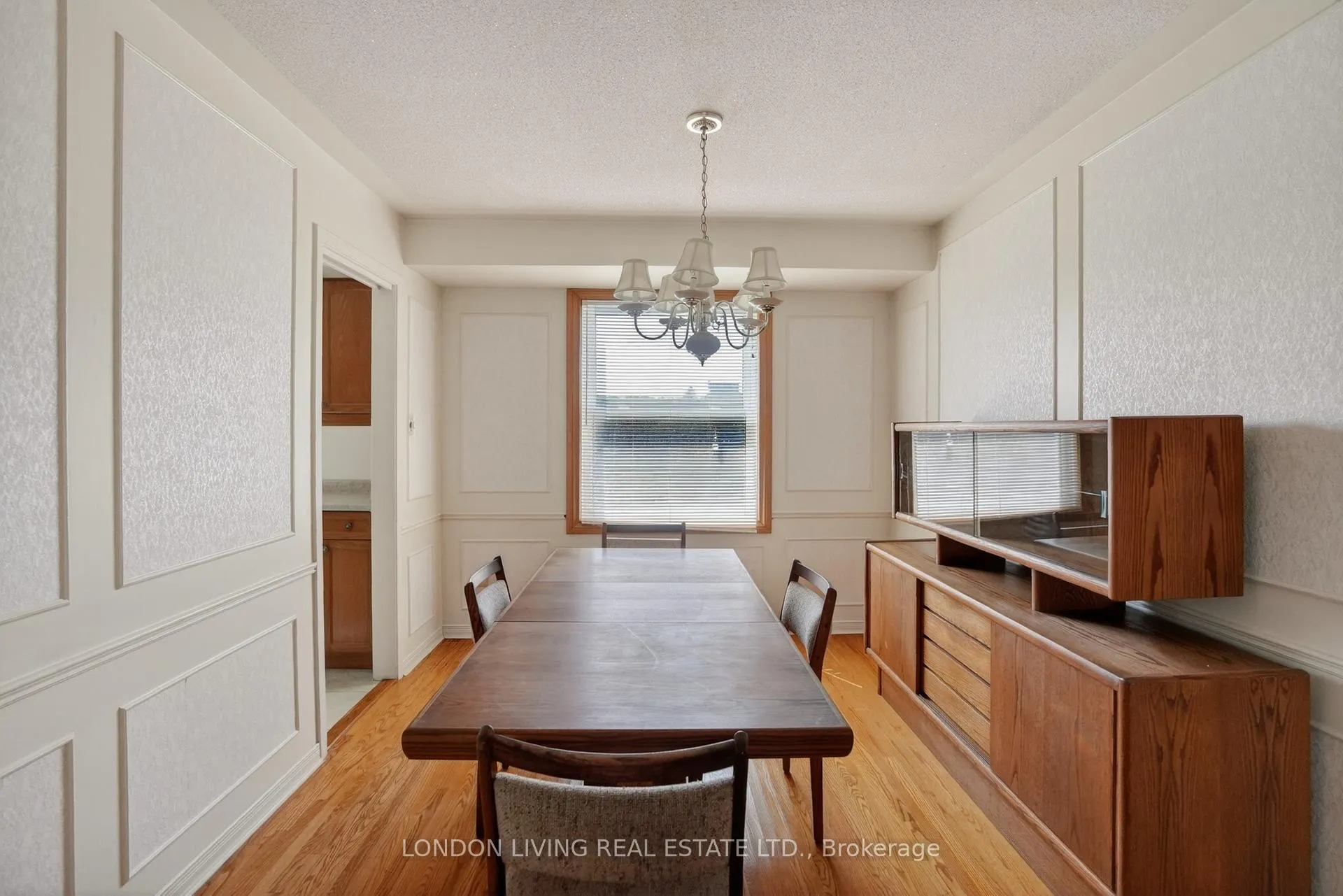 Photo 7 of 172 Meridene Crescent W, London, North G — HOMEH
