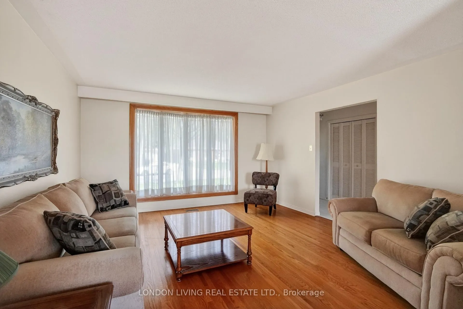 Photo 8 of 172 Meridene Crescent W, London, North G — HOMEH