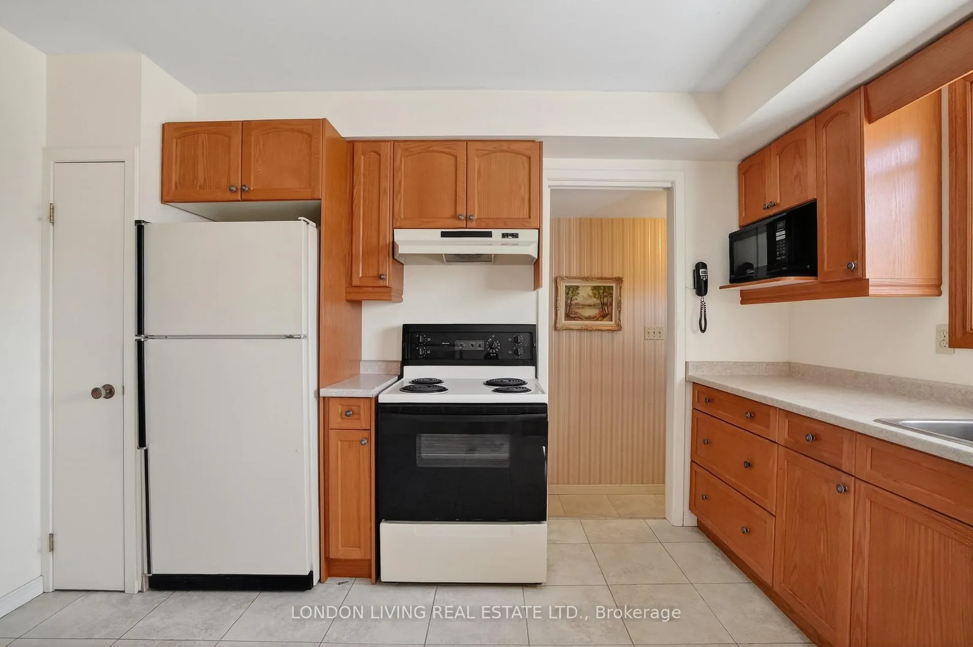 Photo 10 of 172 Meridene Crescent W, London, North G — HOMEH