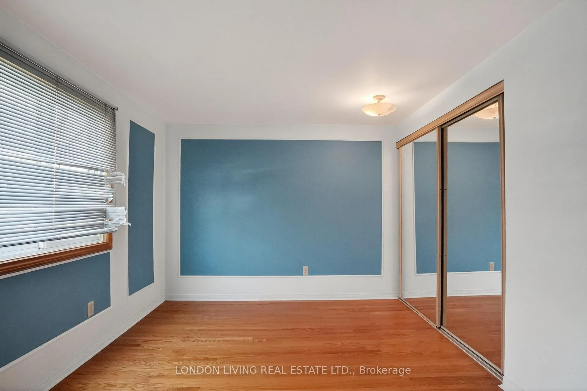 Photo 13 of 172 Meridene Crescent W, London, North G — HOMEH