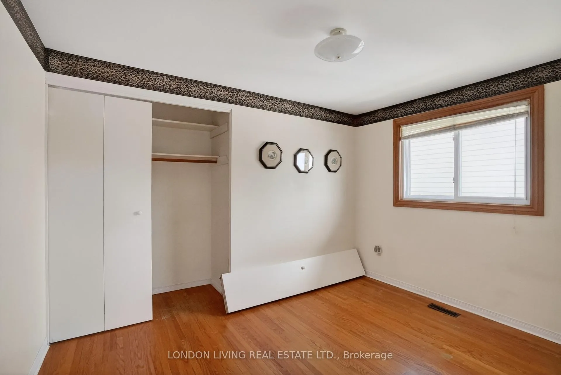 Photo 15 of 172 Meridene Crescent W, London, North G — HOMEH