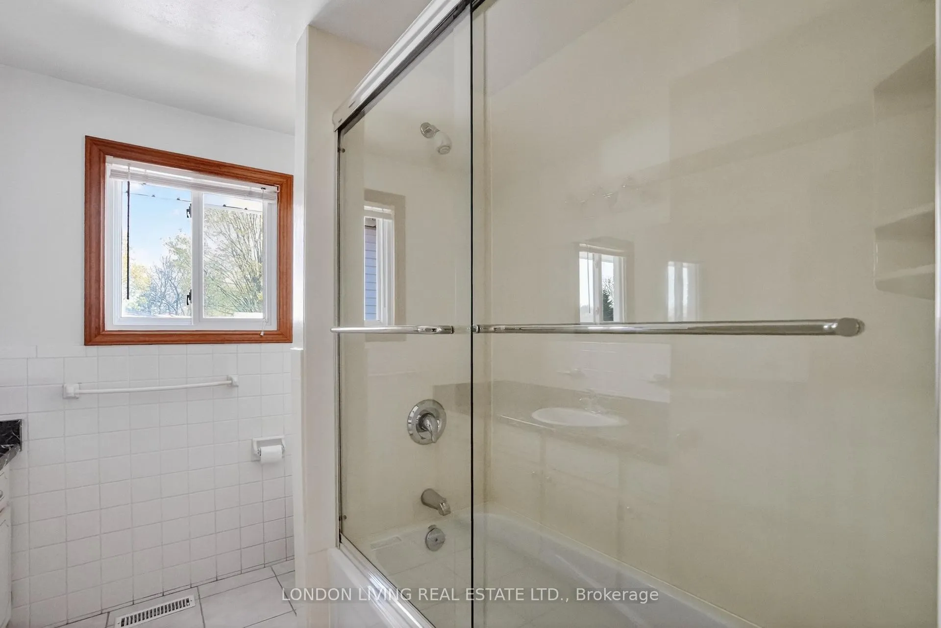 Photo 16 of 172 Meridene Crescent W, London, North G — HOMEH
