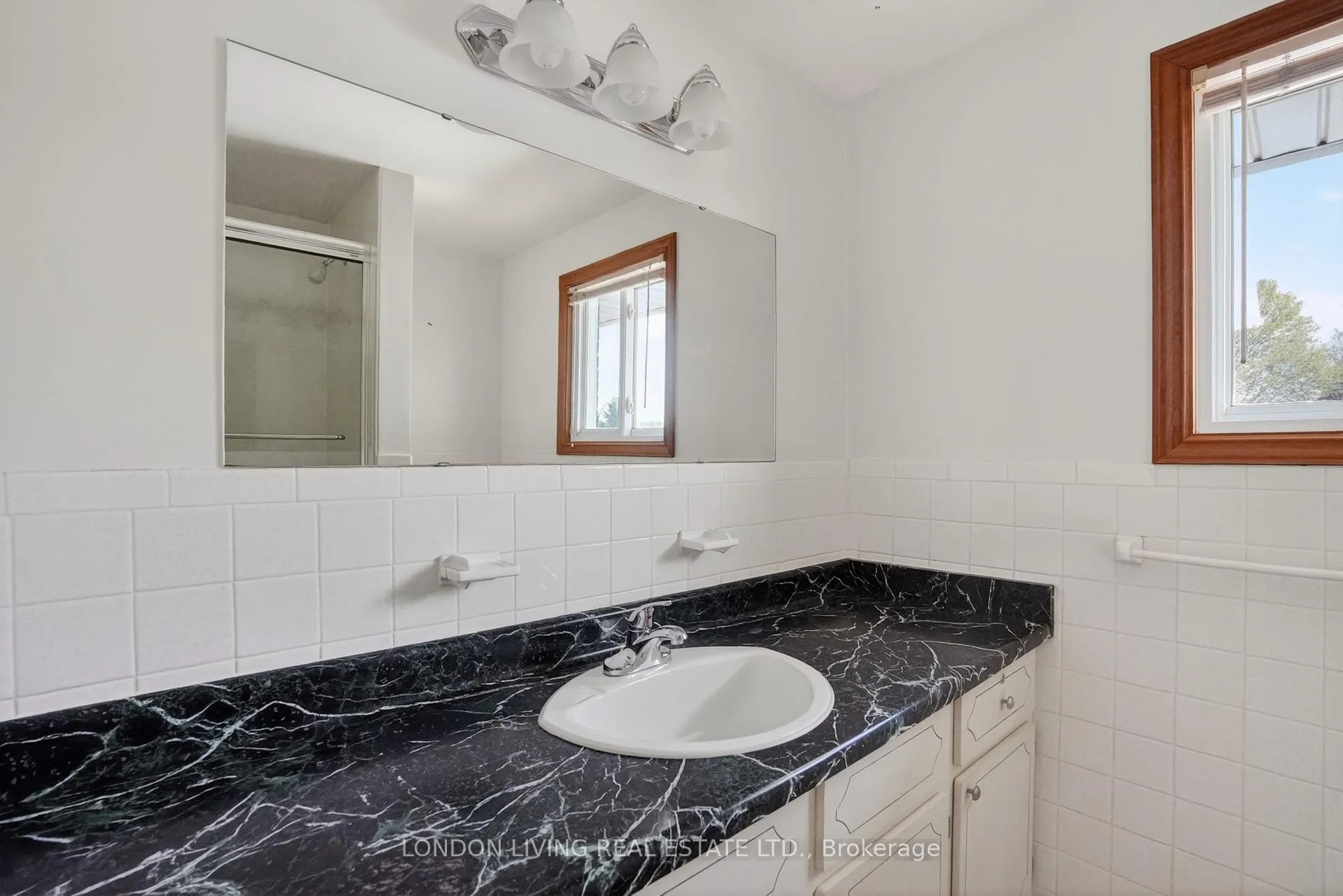 Photo 17 of 172 Meridene Crescent W, London, North G — HOMEH