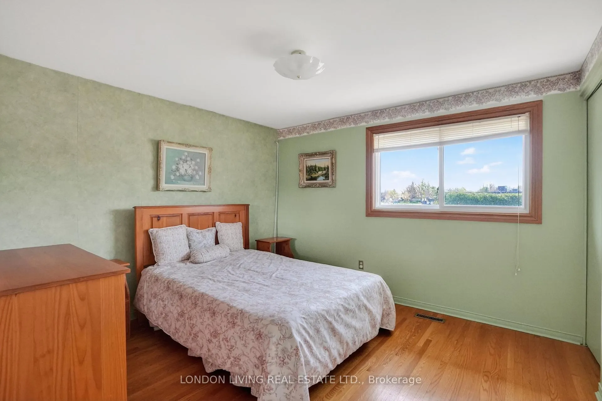 Photo 18 of 172 Meridene Crescent W, London, North G — HOMEH