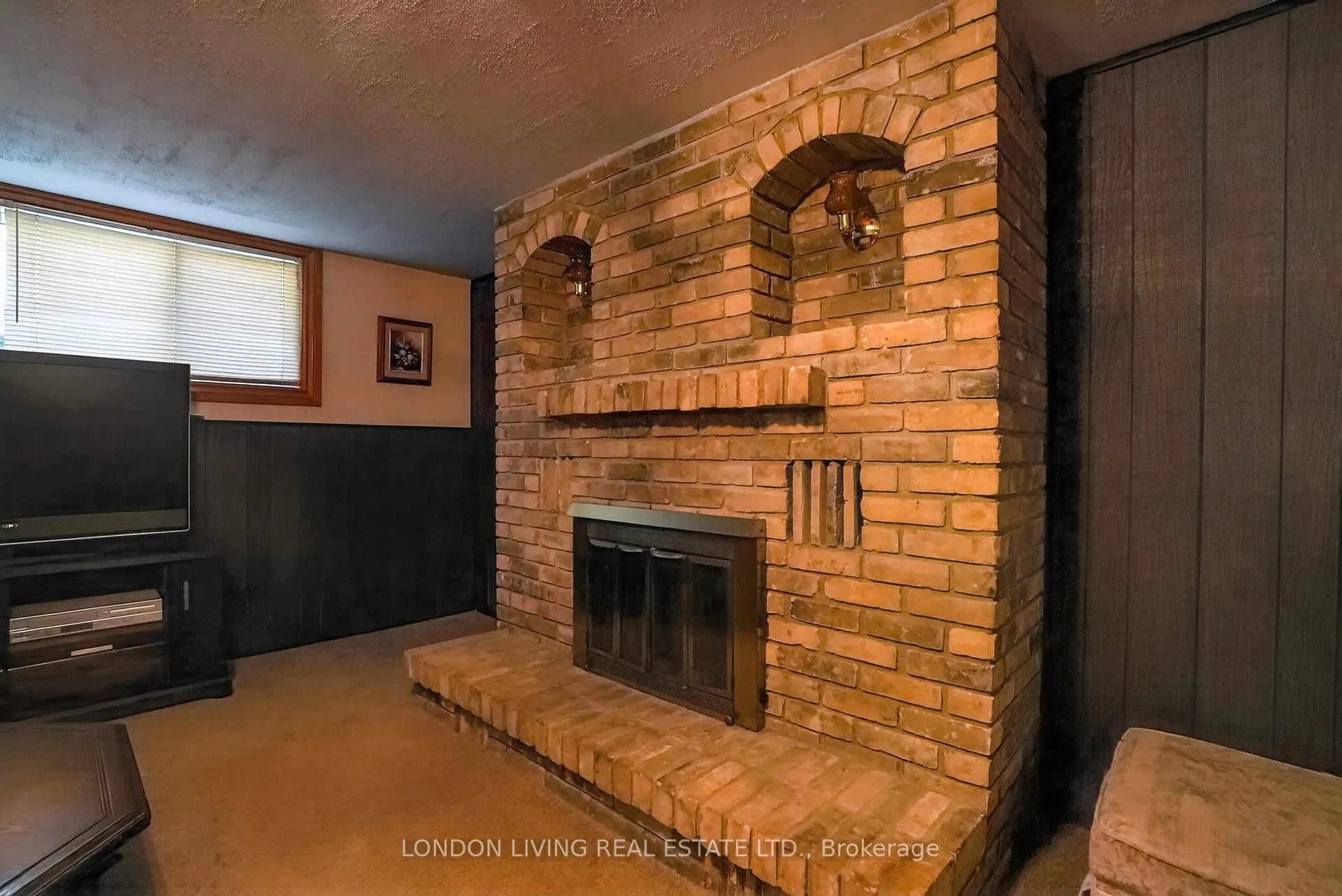Photo 21 of 172 Meridene Crescent W, London, North G — HOMEH