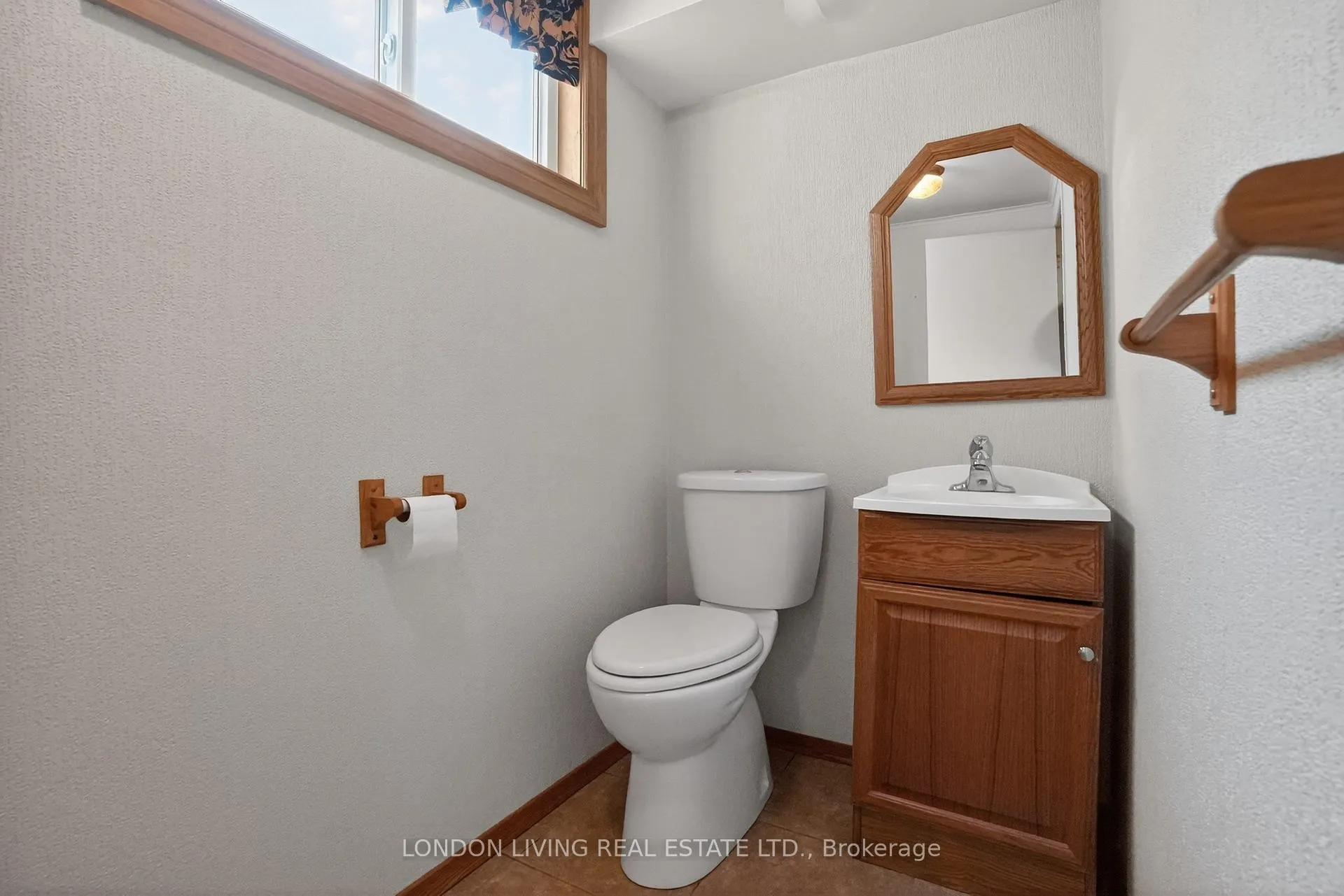 Photo 23 of 172 Meridene Crescent W, London, North G — HOMEH