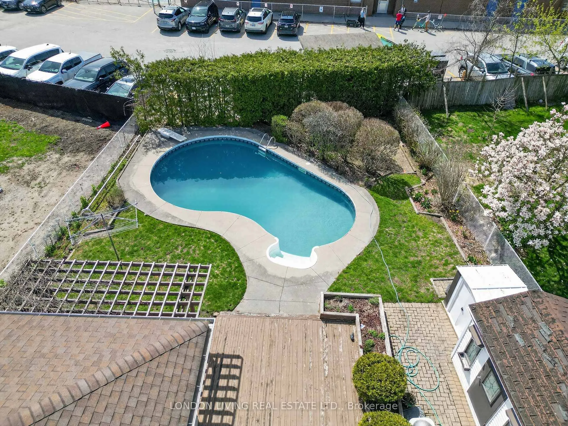 Photo 29 of 172 Meridene Crescent W, London, North G — HOMEH
