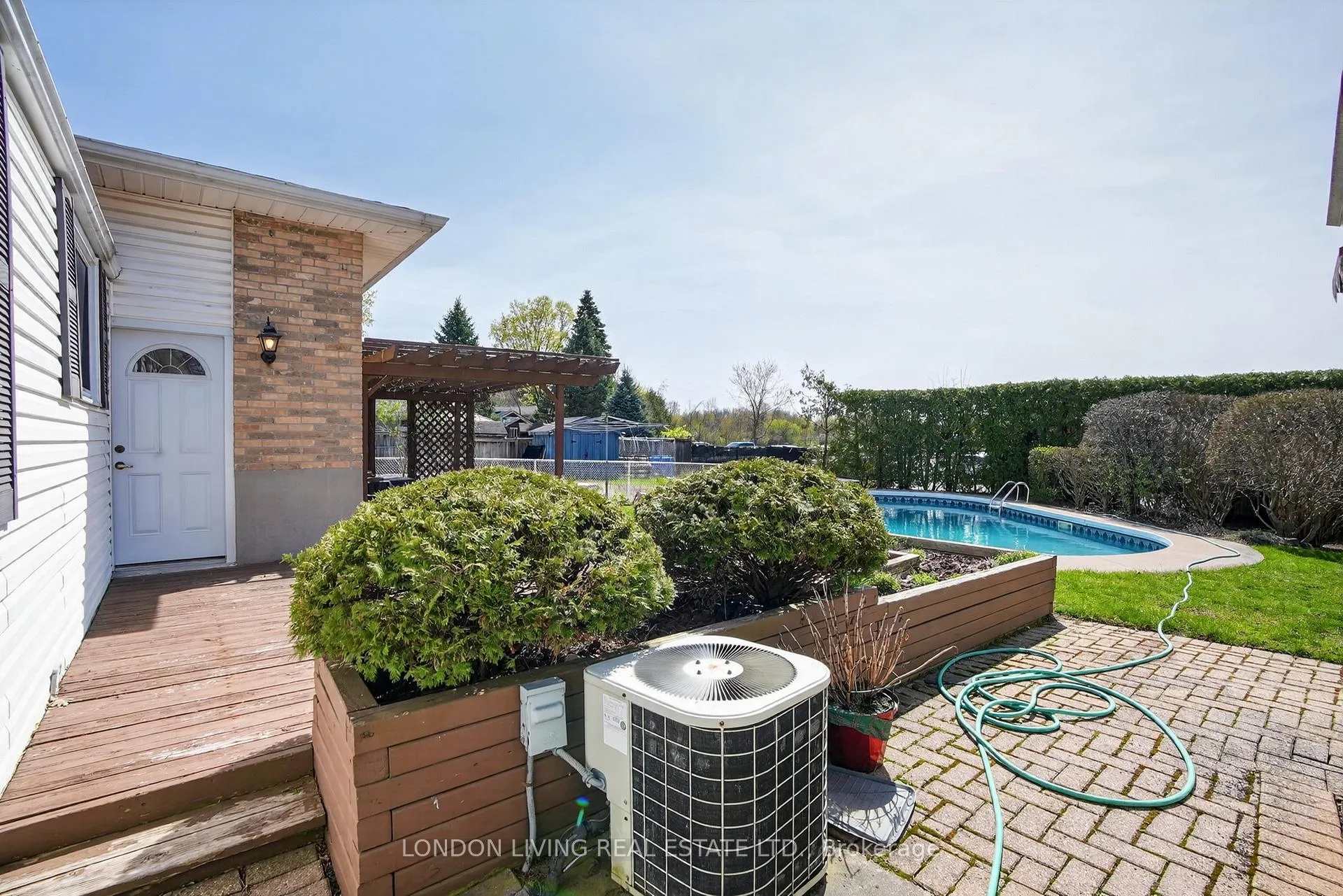 Photo 34 of 172 Meridene Crescent W, London, North G — HOMEH