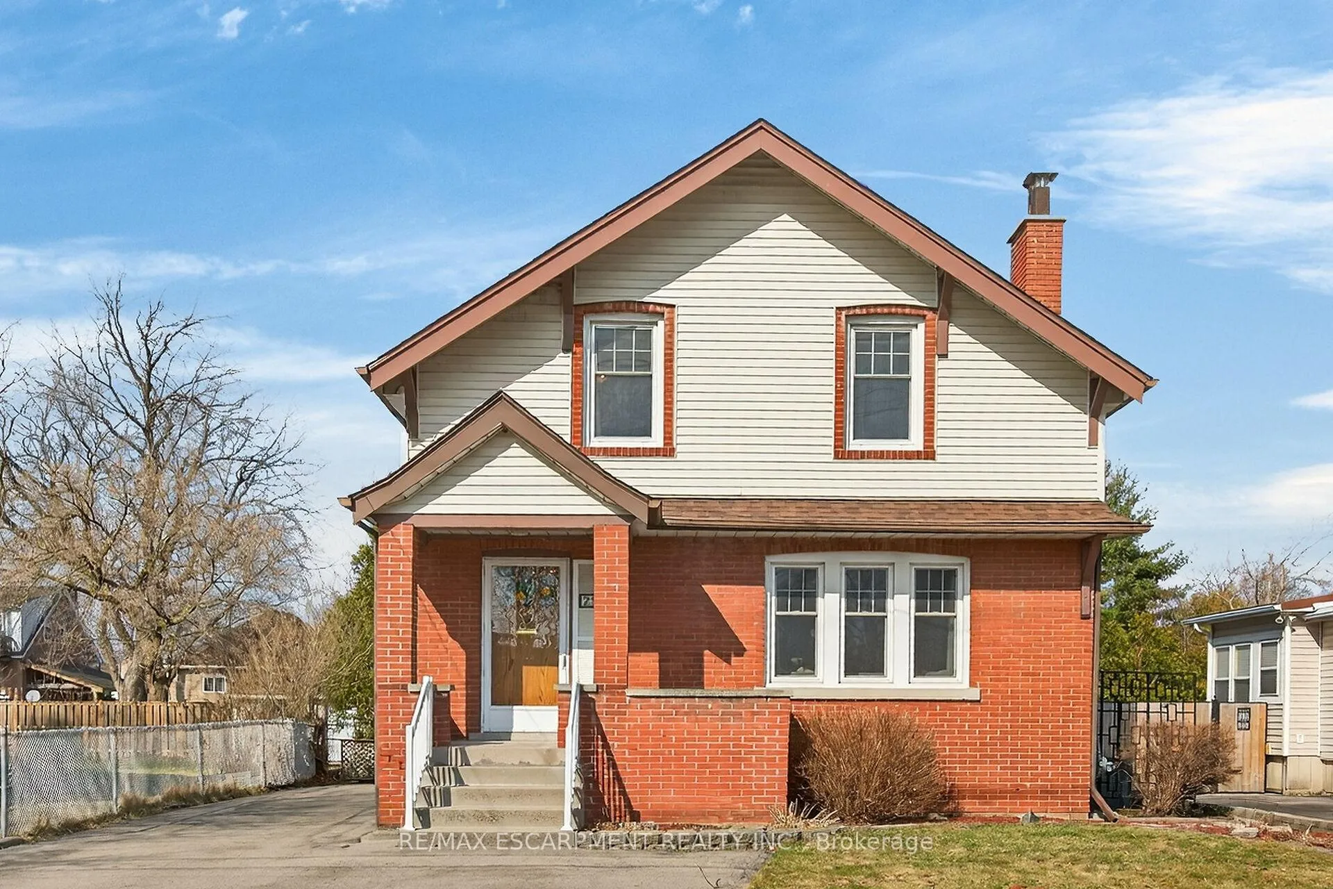 Front of 257 Queensdale Avenue E
