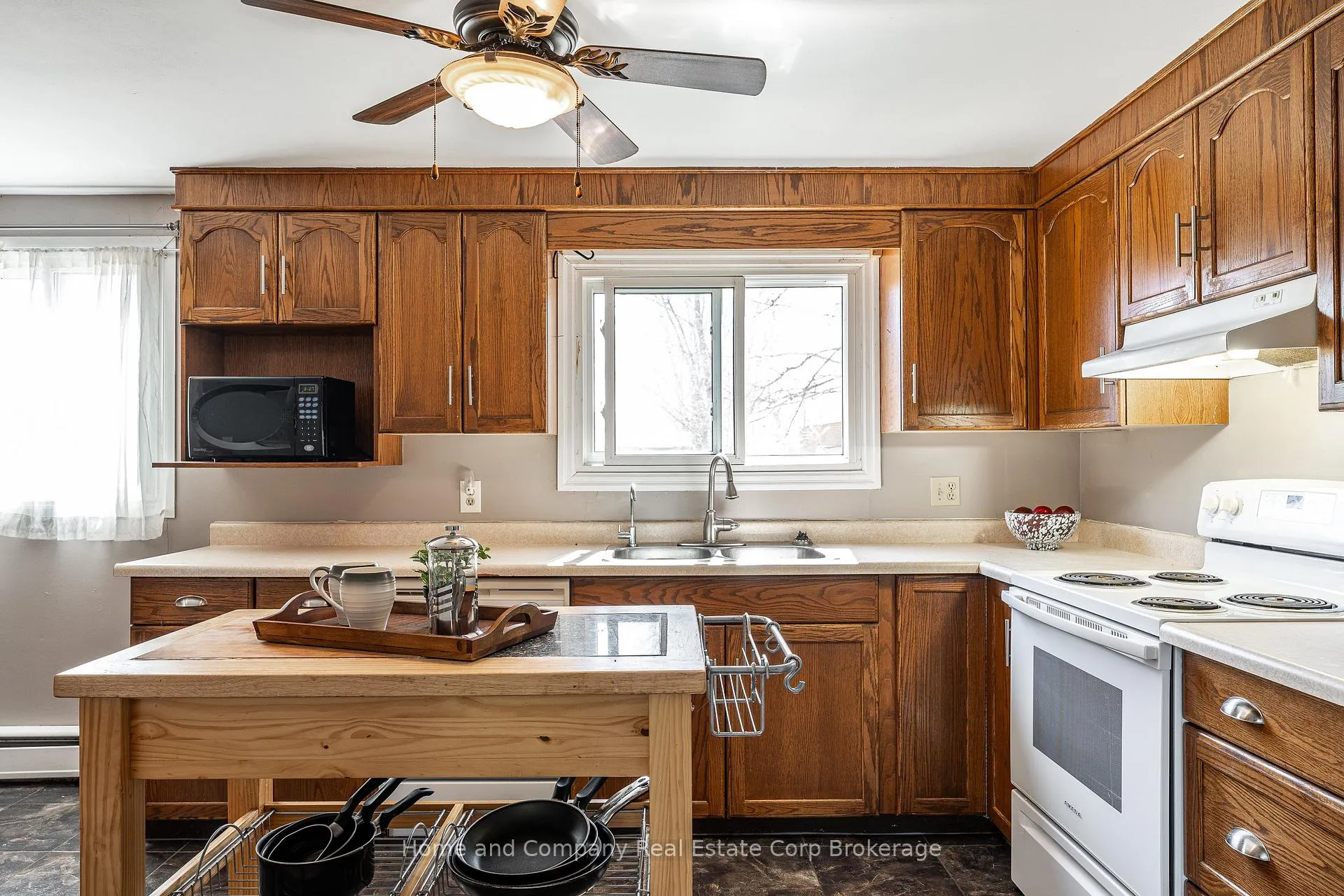 Photo 5 of 34 Kathryn Crescent, Stratford — HOMEH
