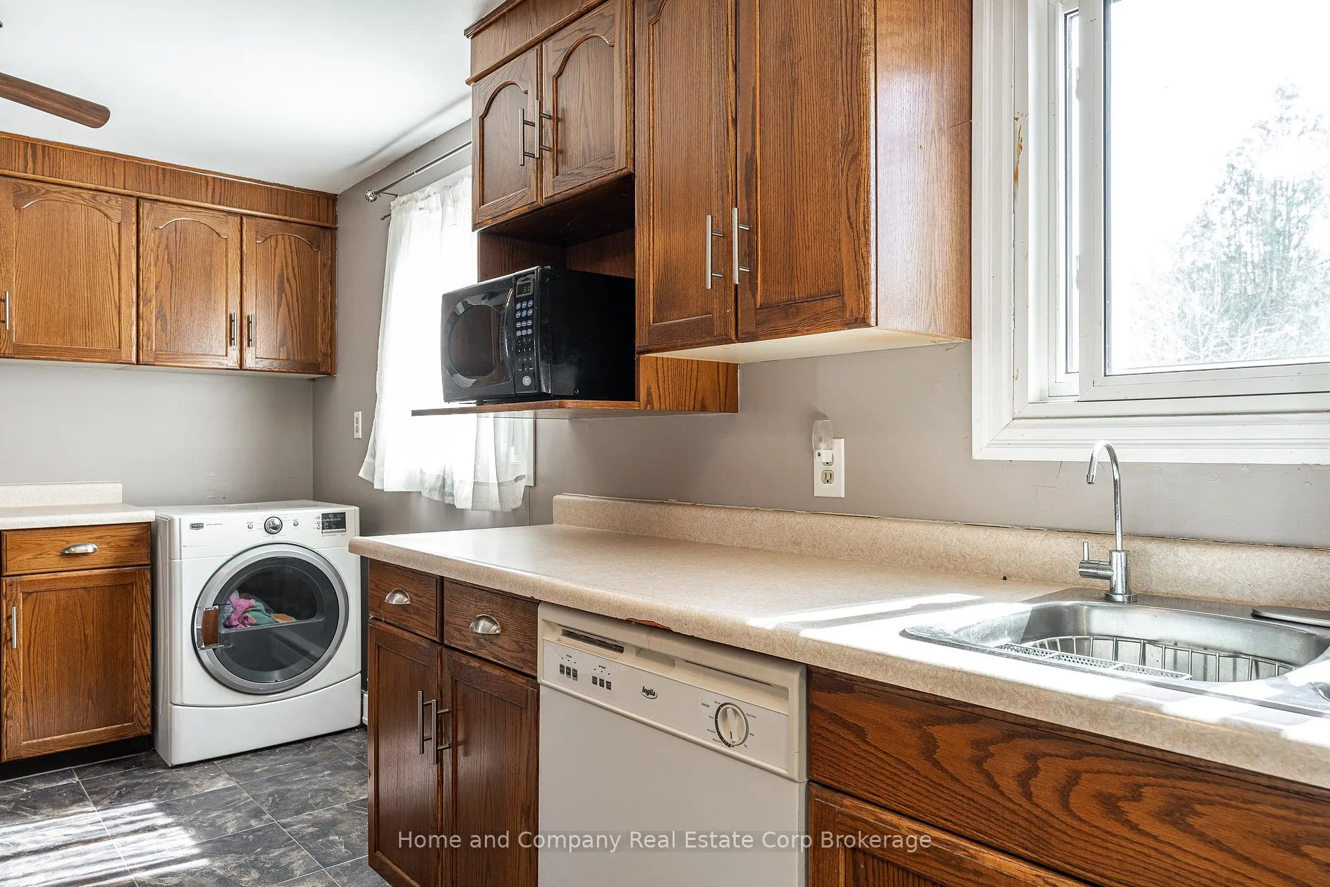 Photo 14 of 34 Kathryn Crescent, Stratford — HOMEH
