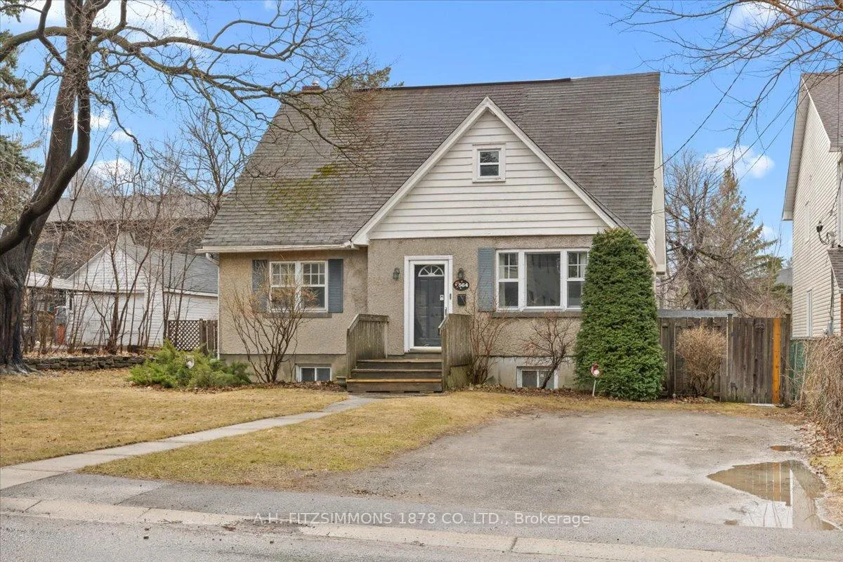 Front of 564 Tweedsmuir Avenue