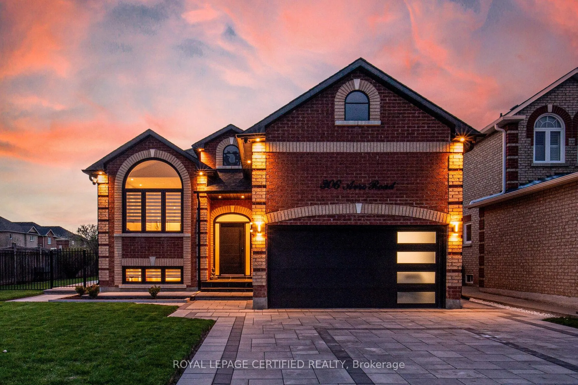 Photo 2 of 306 Avro Road, Vaughan, Maple — HOMEH