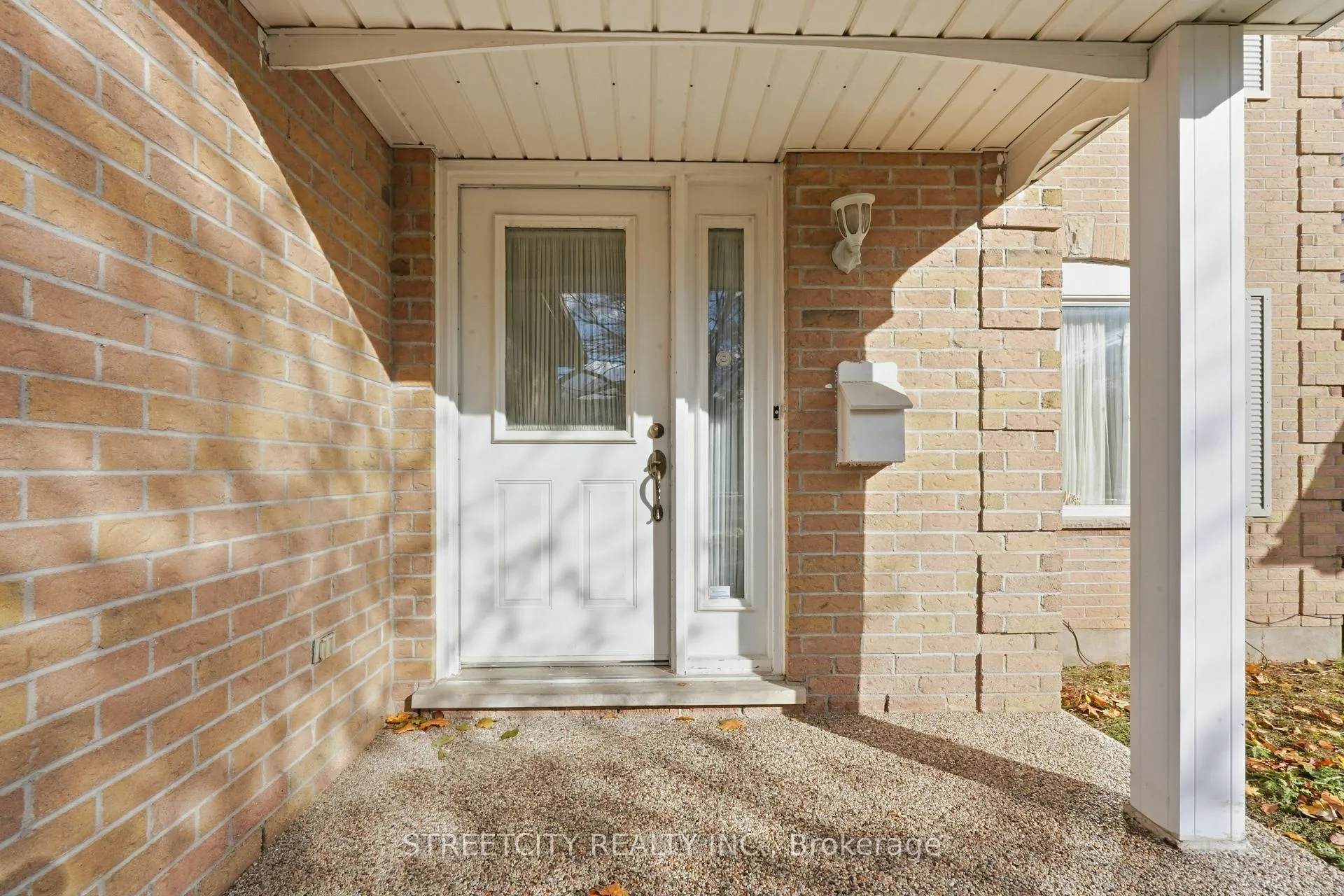 Photo 3 of 713 Guildwood Boulevard, London, North M — HOMEH