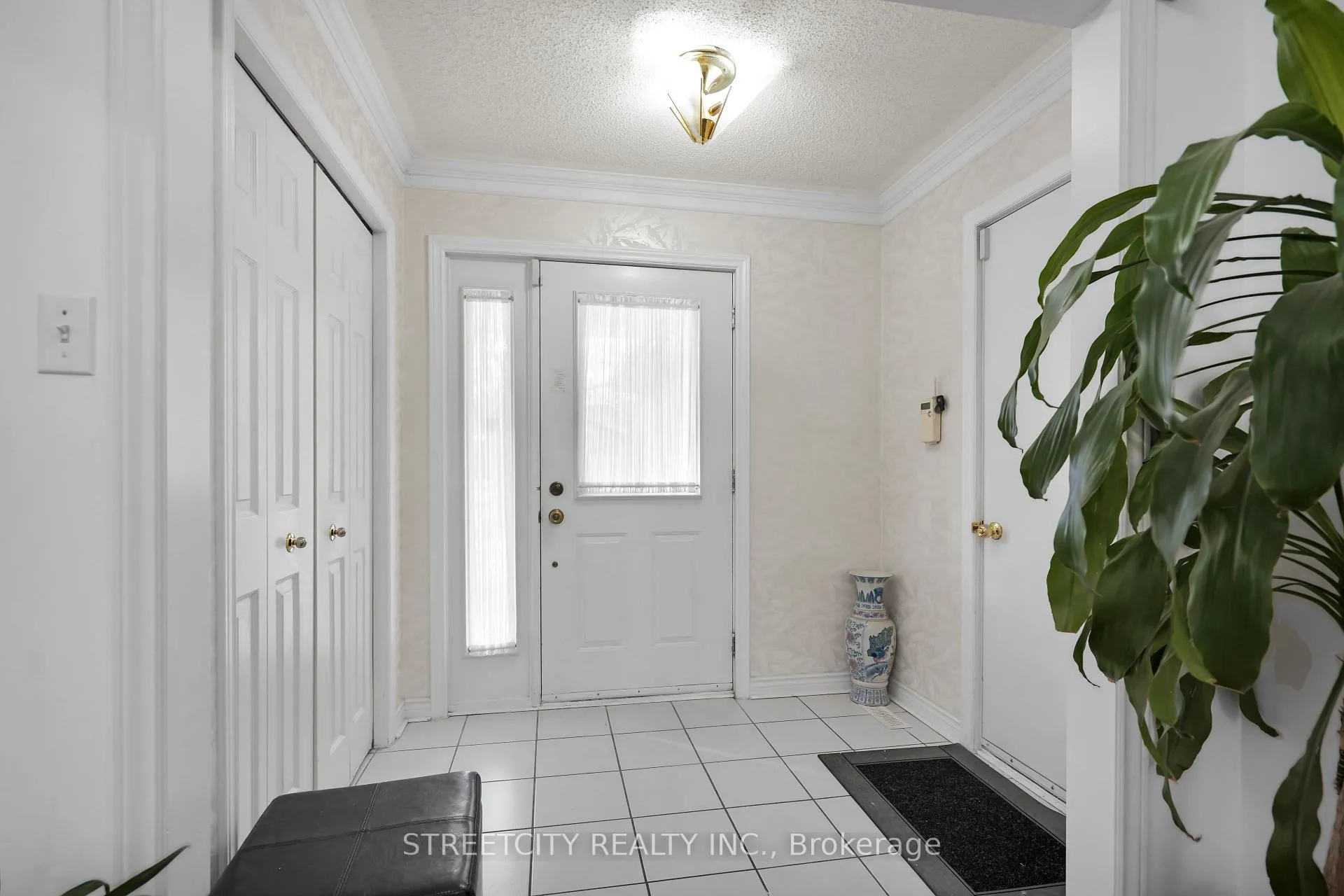 Photo 4 of 713 Guildwood Boulevard, London, North M — HOMEH