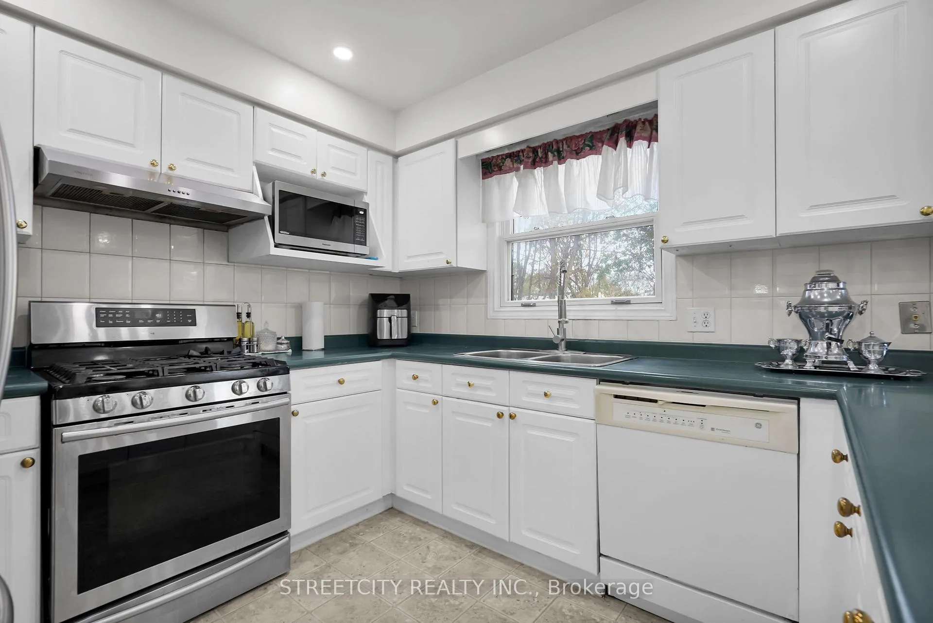 Photo 18 of 713 Guildwood Boulevard, London, North M — HOMEH