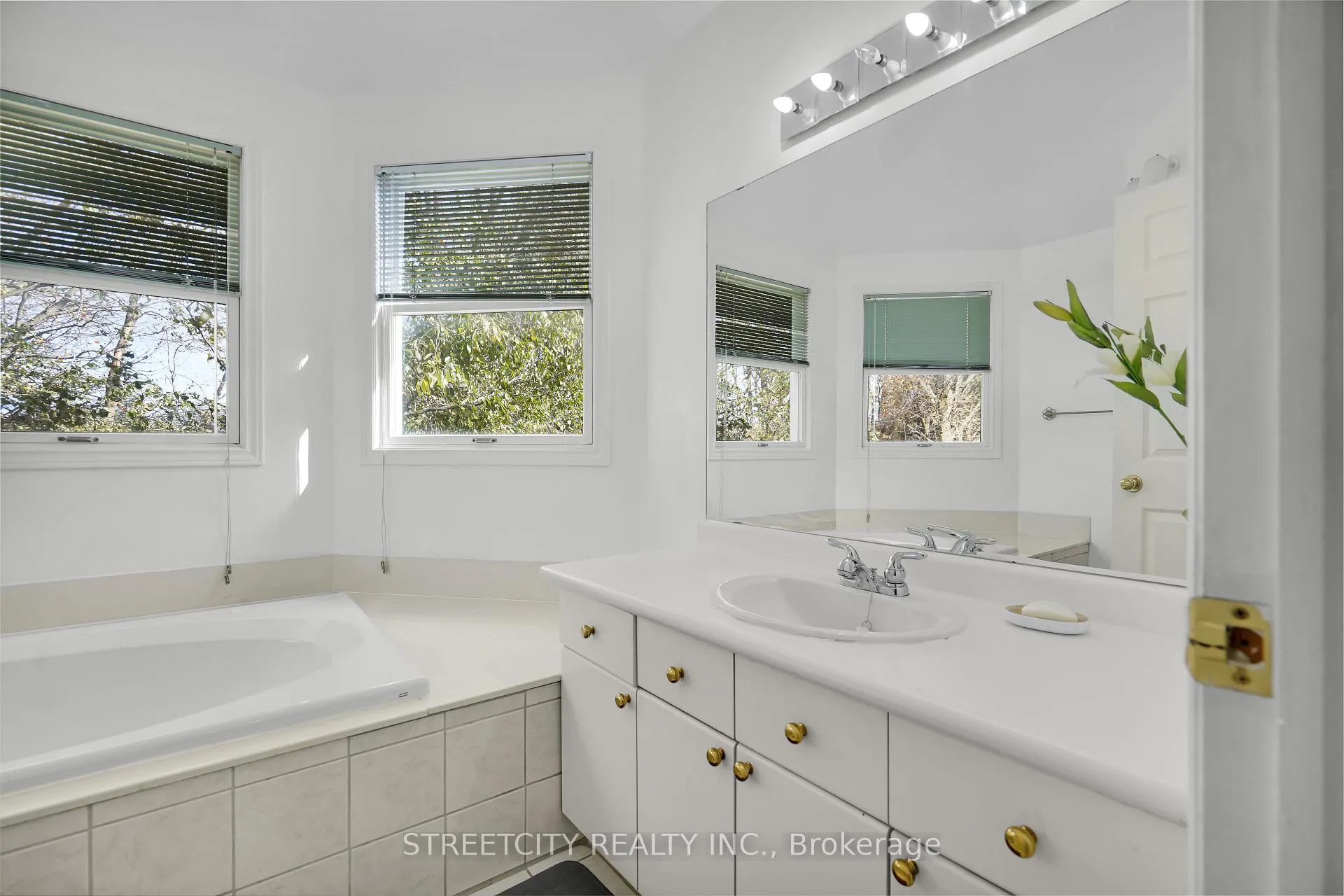 Photo 26 of 713 Guildwood Boulevard, London, North M — HOMEH
