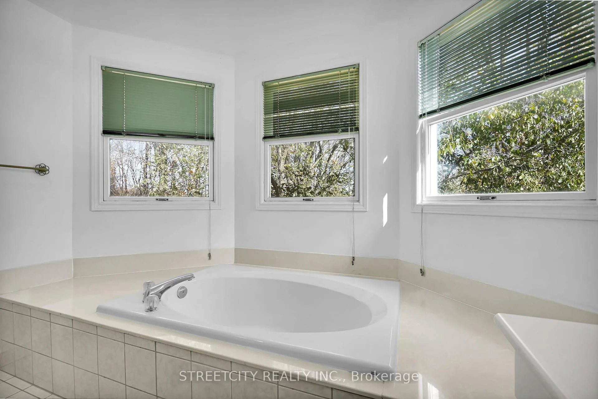 Photo 27 of 713 Guildwood Boulevard, London, North M — HOMEH