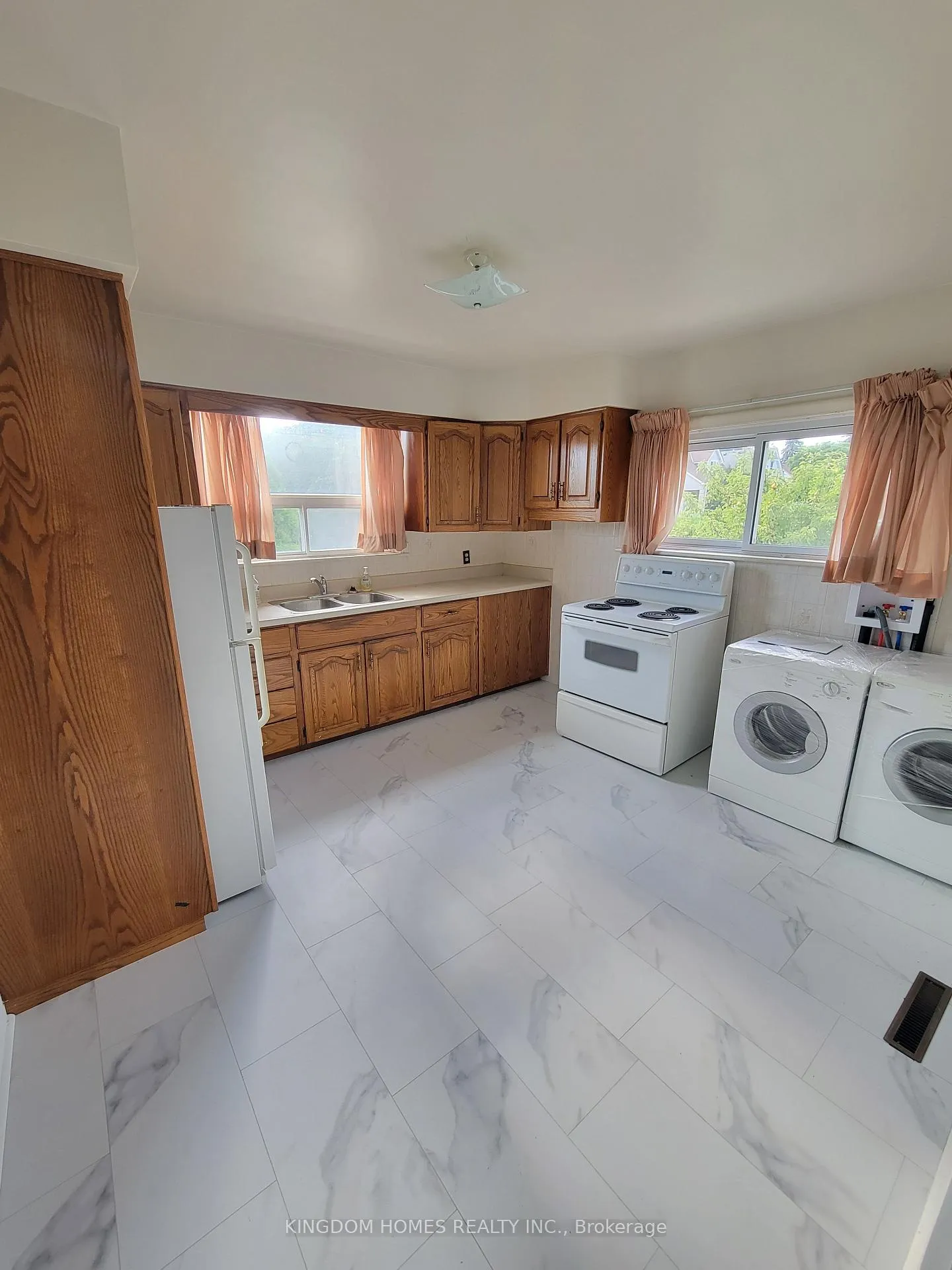 Photo 6 of Unit MAIN, 188 Dumbarton Avenue, Hamilton, Rosedale — HOMEH