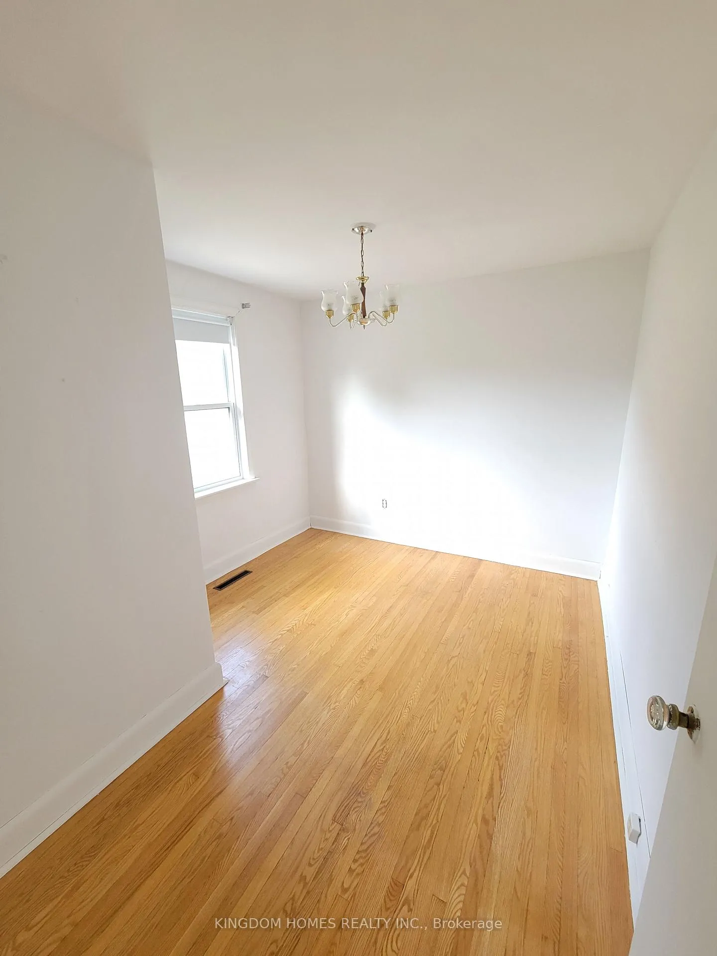 Photo 7 of Unit MAIN, 188 Dumbarton Avenue, Hamilton, Rosedale — HOMEH