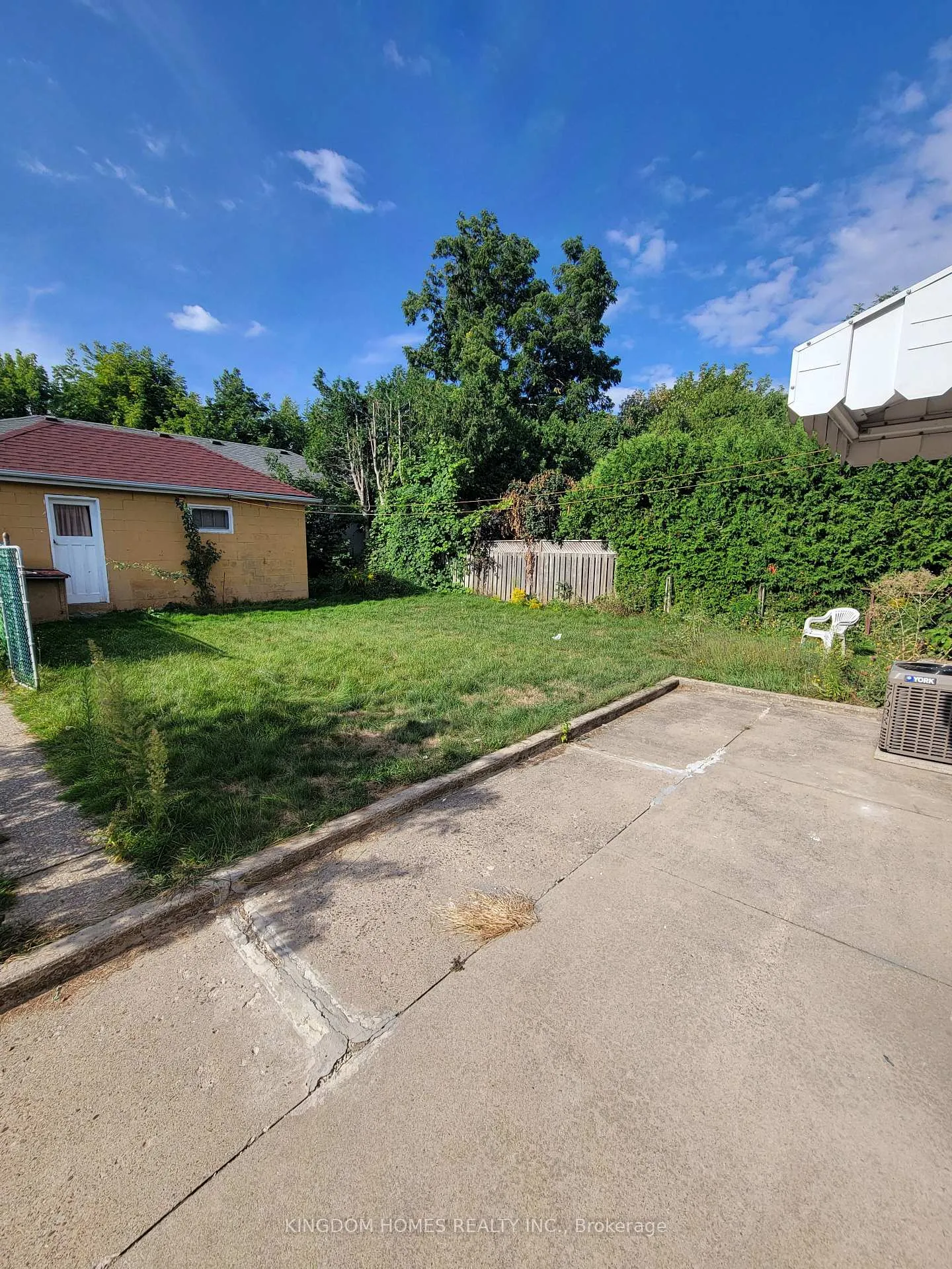 Photo 11 of Unit MAIN, 188 Dumbarton Avenue, Hamilton, Rosedale — HOMEH