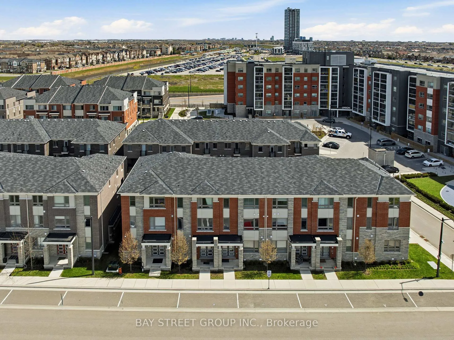 Photo 2 of 334 Lagerfeld Drive, Brampton, Northwest Brampton — HOMEH