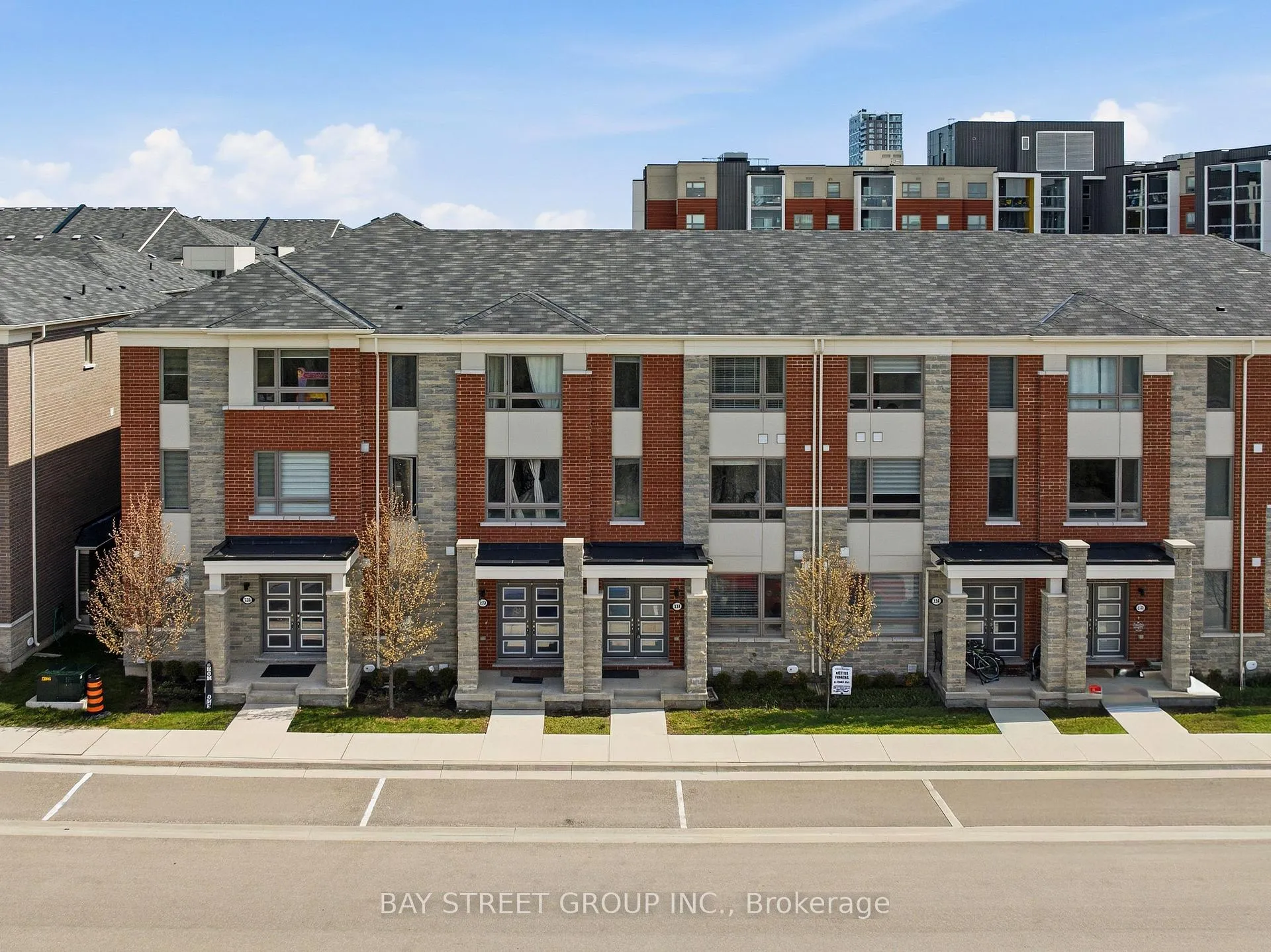 Photo 3 of 334 Lagerfeld Drive, Brampton, Northwest Brampton — HOMEH