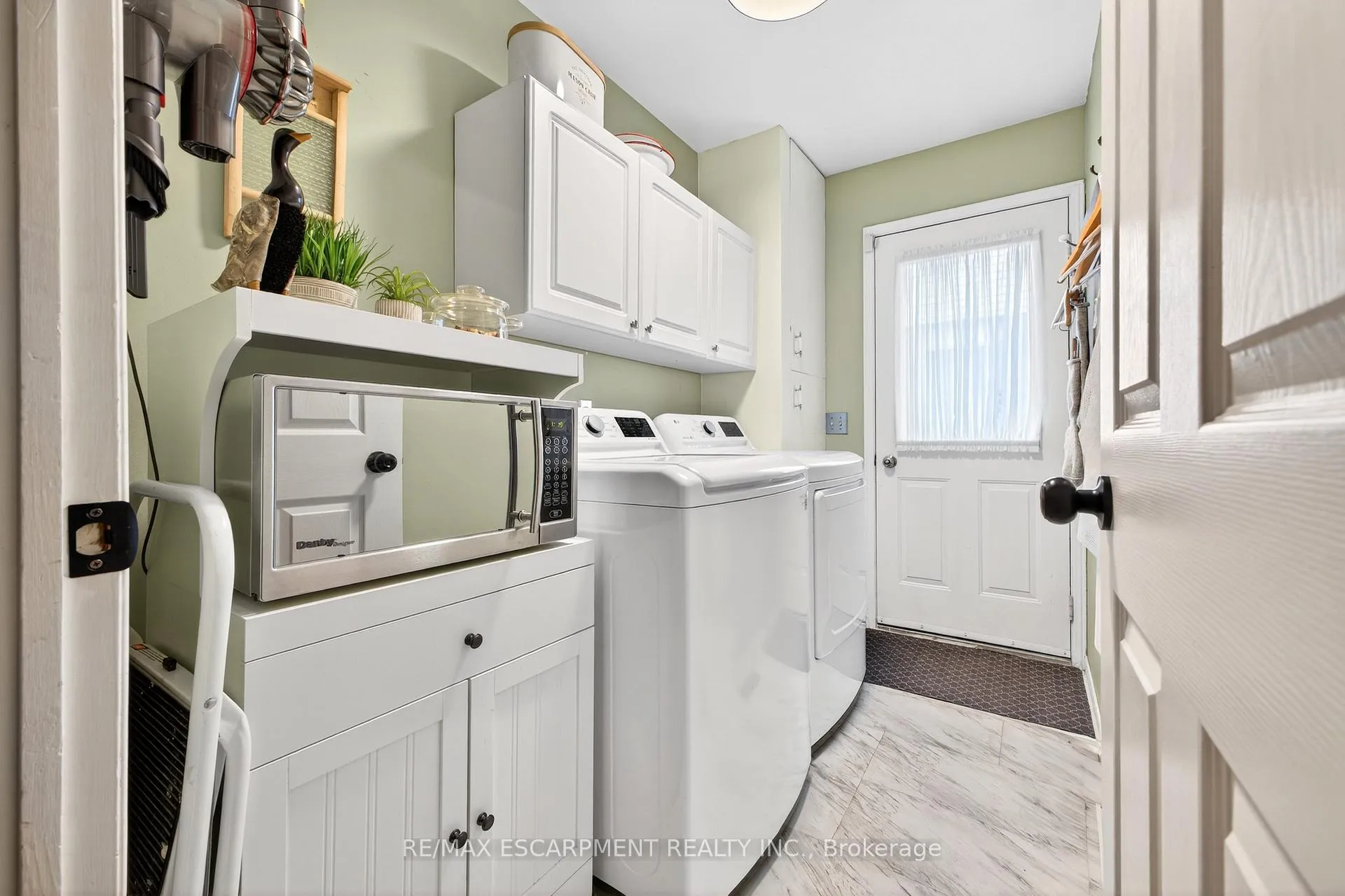 Photo 14 of 22 Novoco Drive, Hamilton, Gurnett — HOMEH