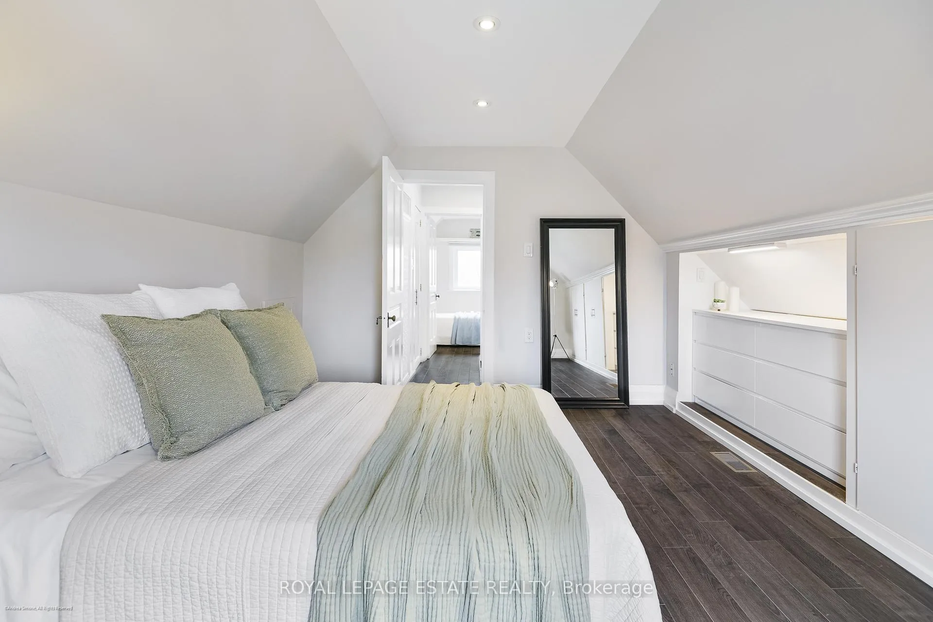 Photo 15 of Unit Upper, 34 Barrington Avenue, Toronto, East End-Danforth — HOMEH
