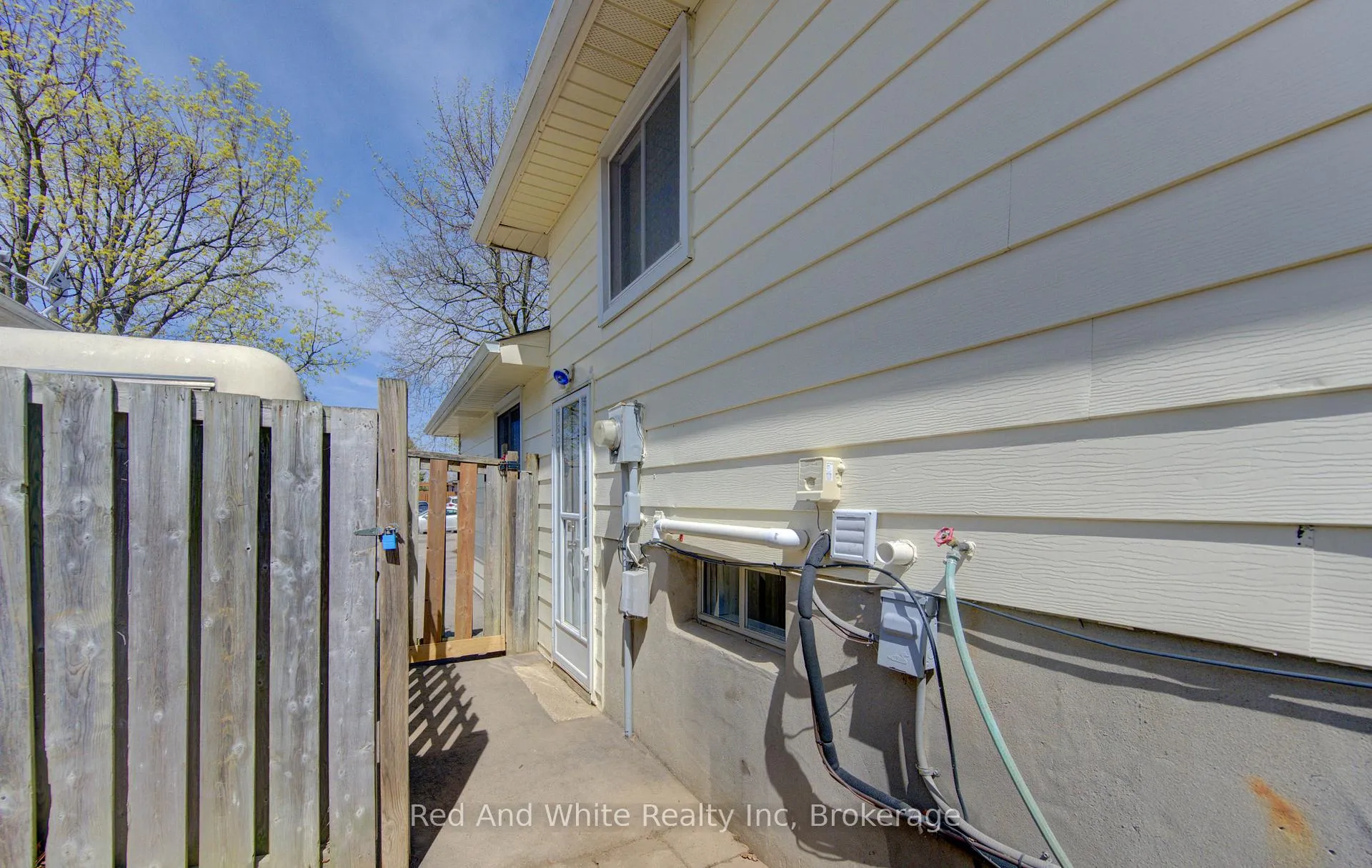 Photo 33 of 100 Johanna Drive, Cambridge — HOMEH