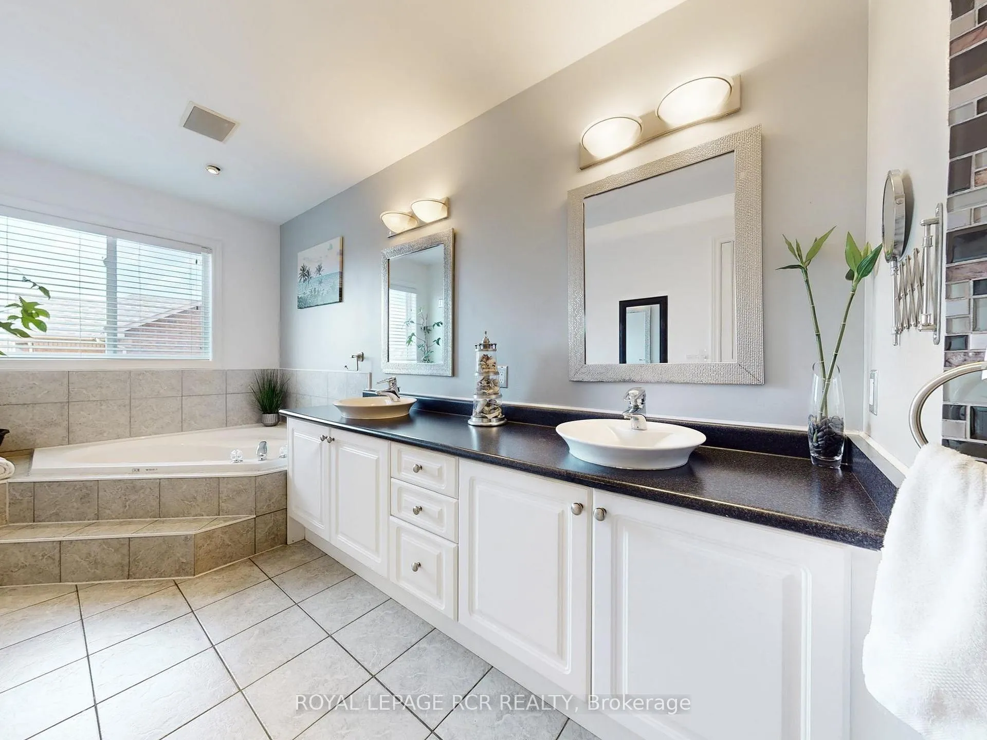 Photo 20 of 28 Wakely Boulevard, Caledon, Bolton West — HOMEH