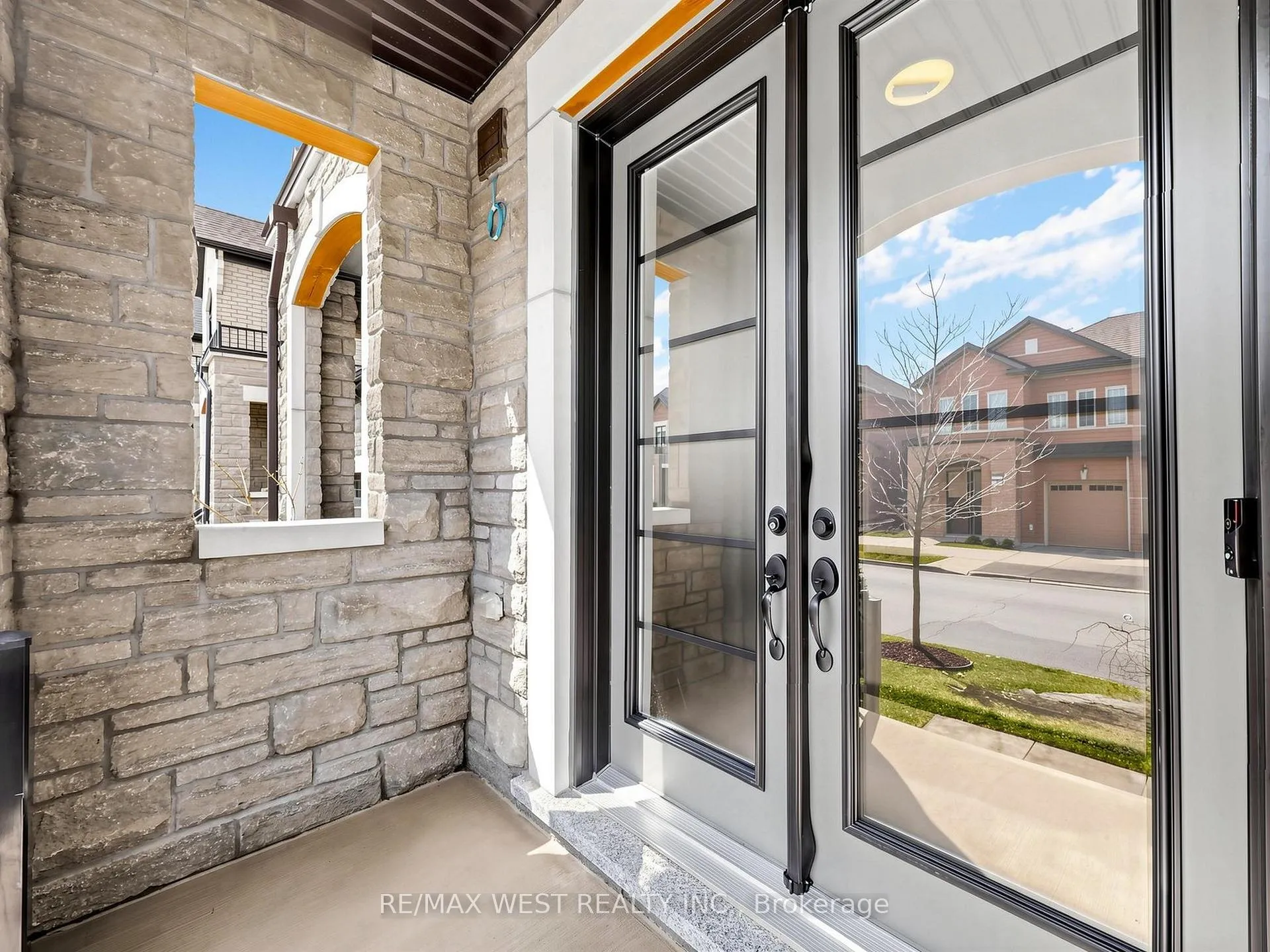 Photo 4 of 32 Angelfish Road, Brampton, Northwest Brampton — HOMEH