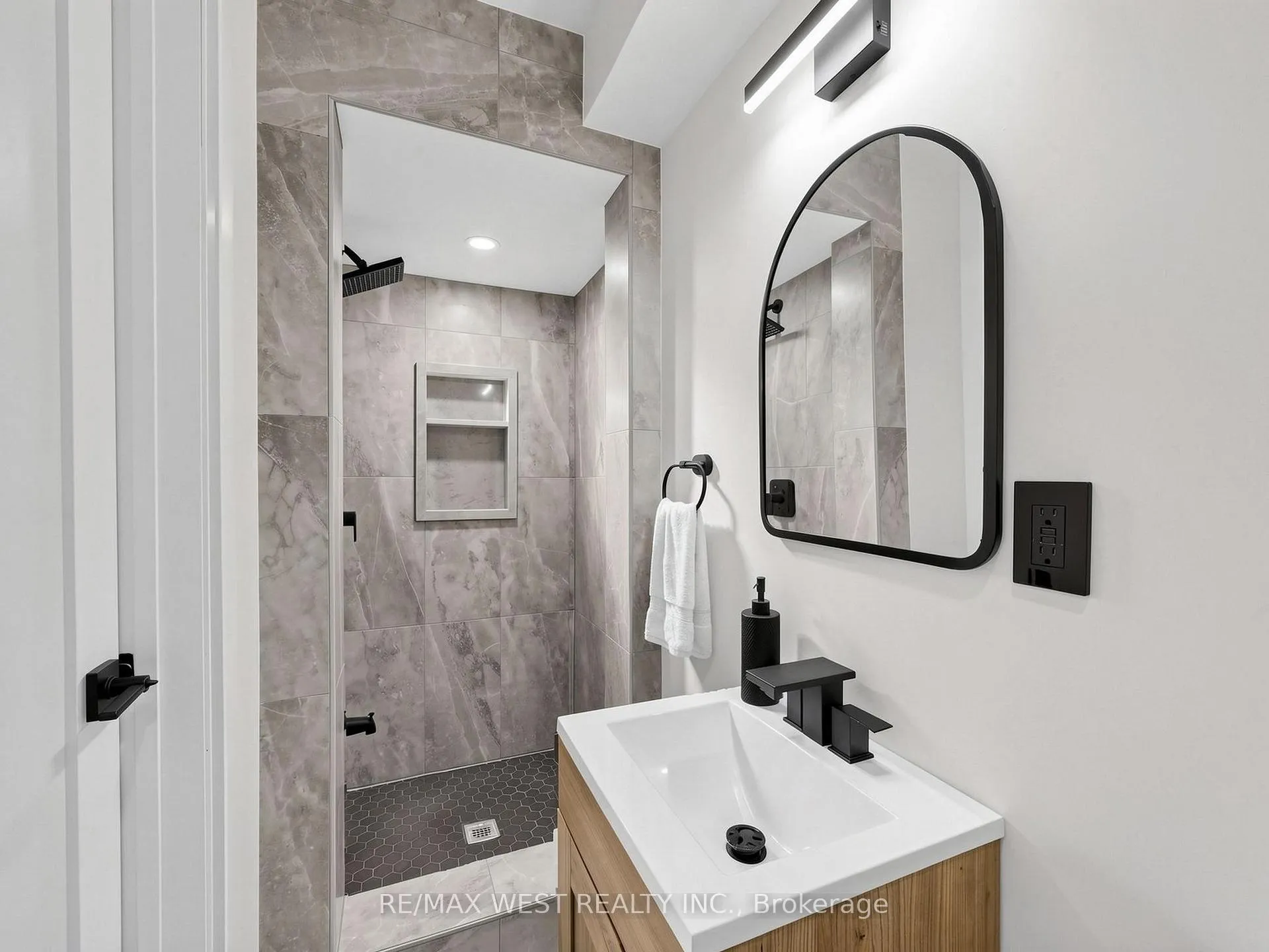 Photo 44 of 32 Angelfish Road, Brampton, Northwest Brampton — HOMEH