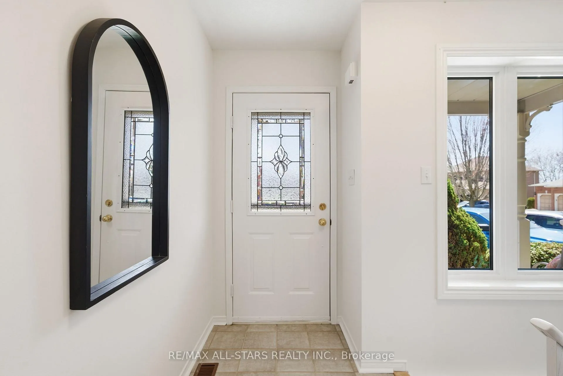 Photo 9 of 14 Napier Court, Whitby, Brooklin — HOMEH