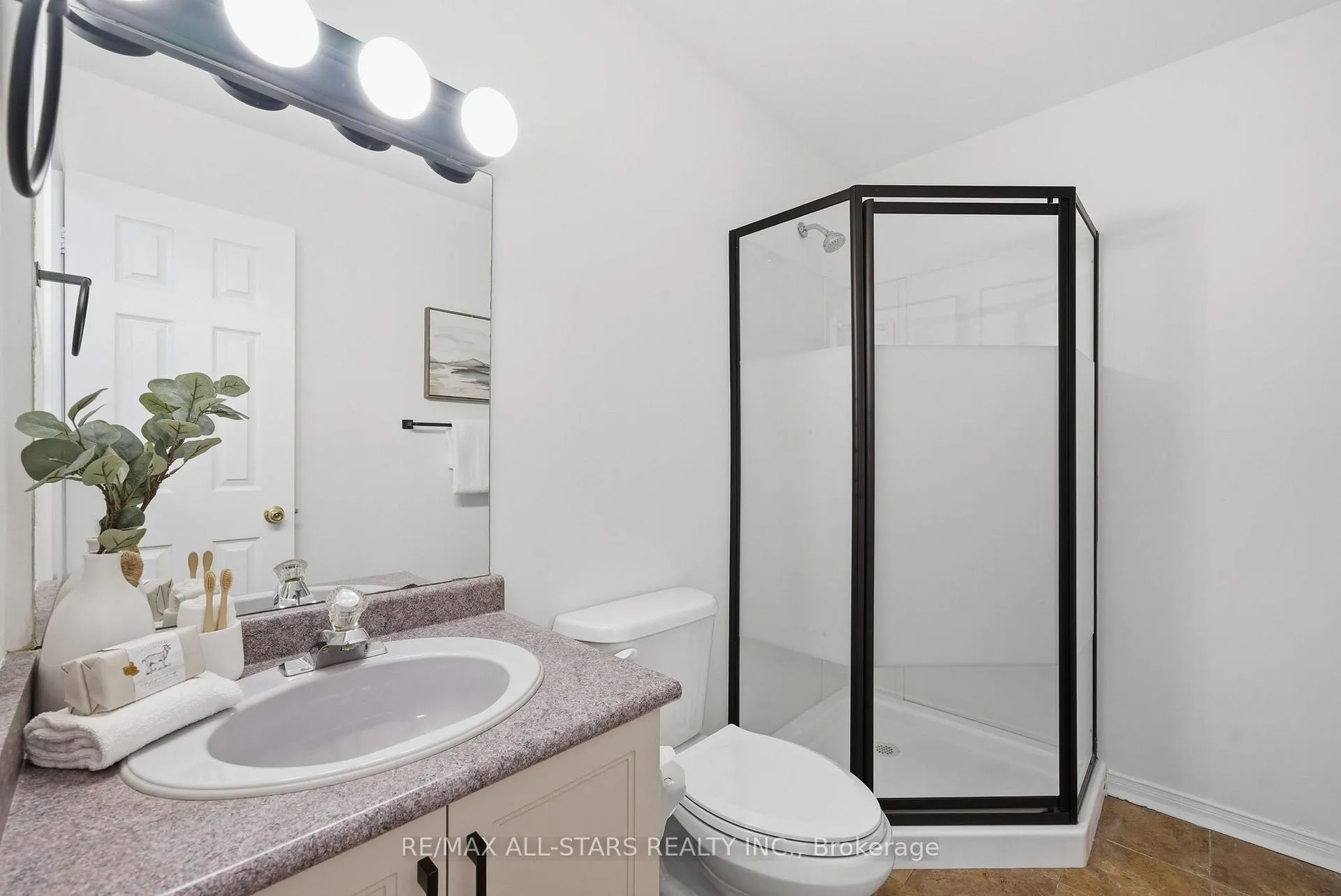 Photo 25 of 14 Napier Court, Whitby, Brooklin — HOMEH