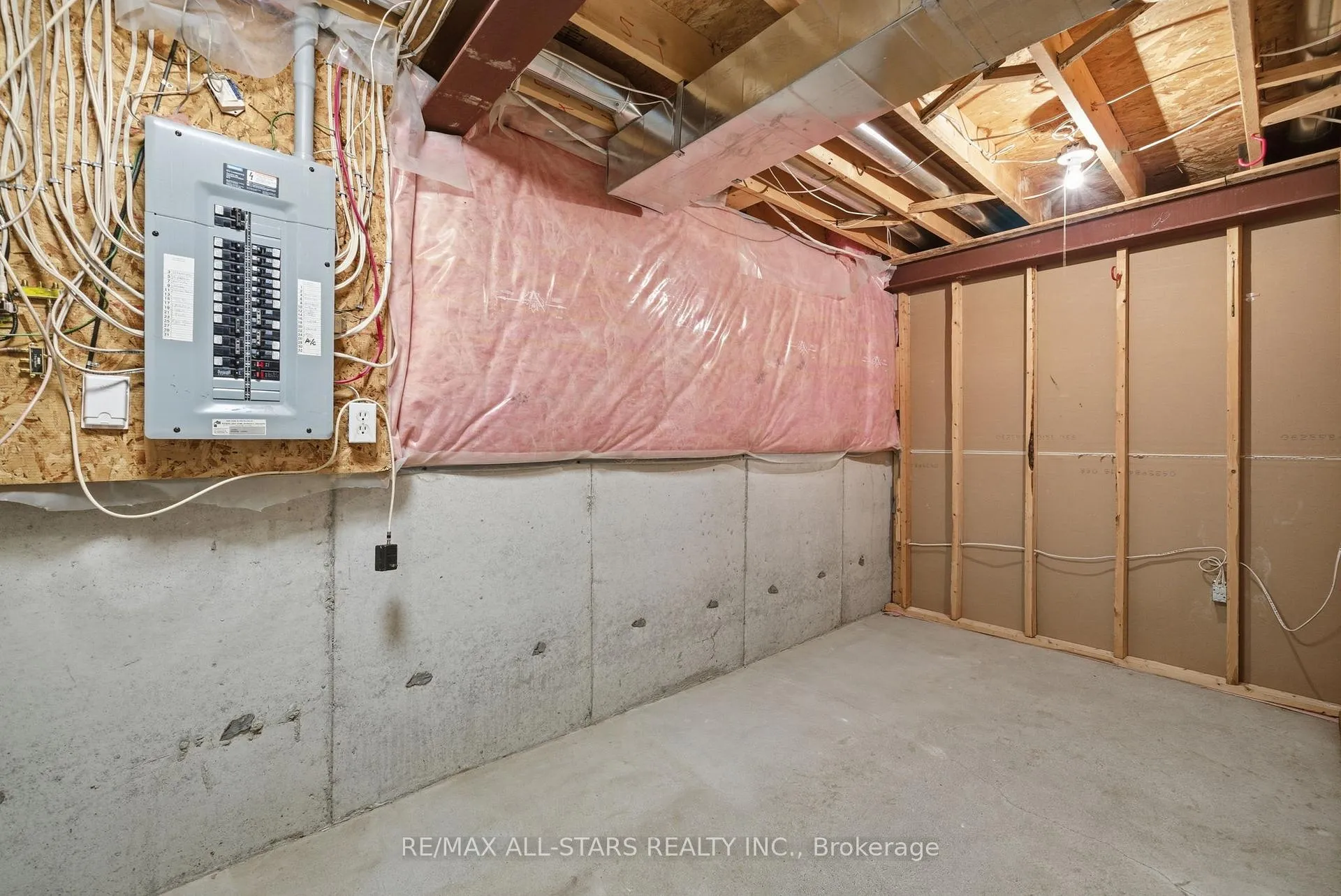 Photo 42 of 14 Napier Court, Whitby, Brooklin — HOMEH
