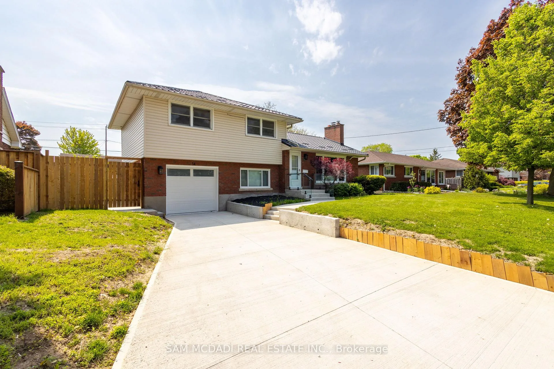 Photo 2 of 14 Glencairn Drive, St. Catharines, Bunting/Linwell — HOMEH