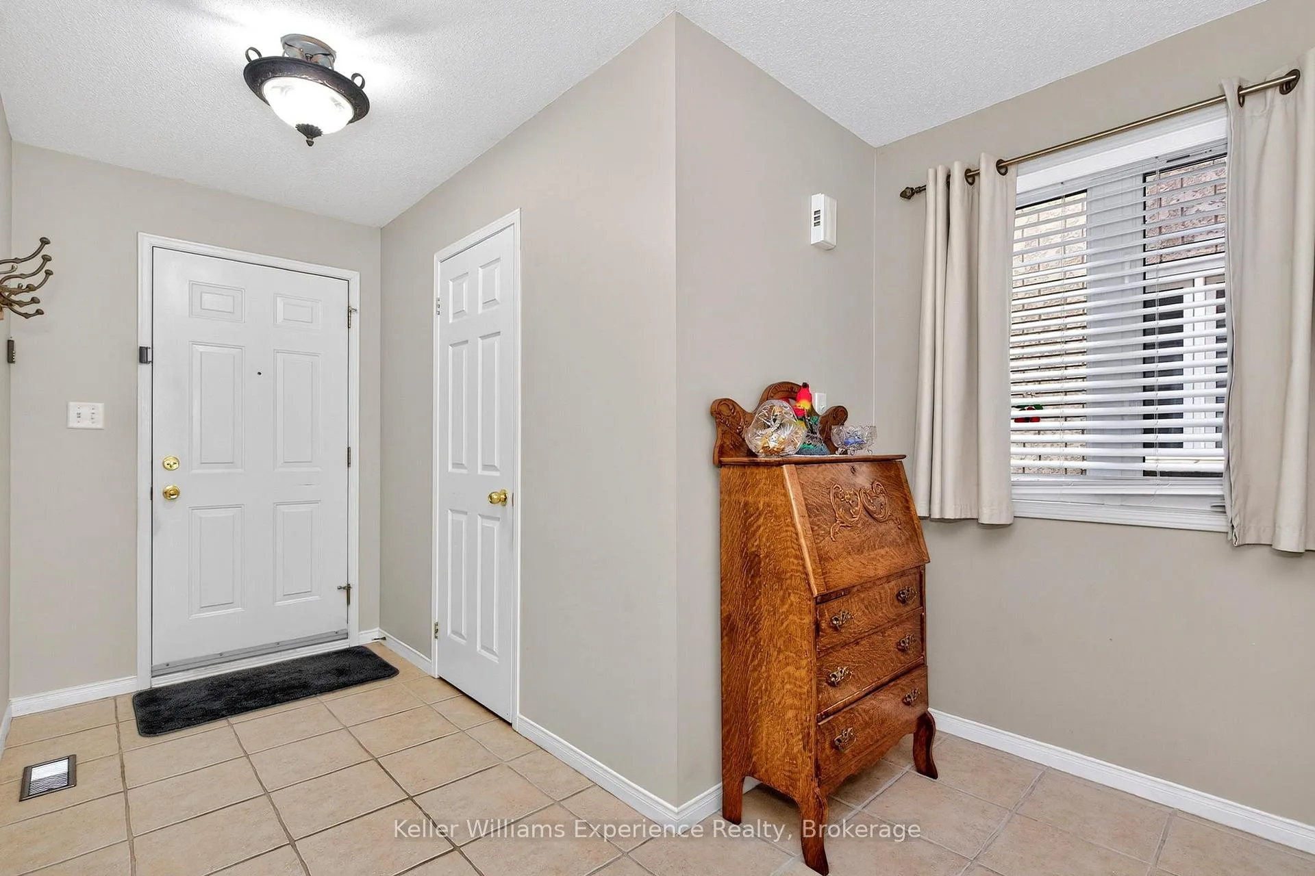 Photo 5 of 167 Southwinds Crescent, Midland — HOMEH