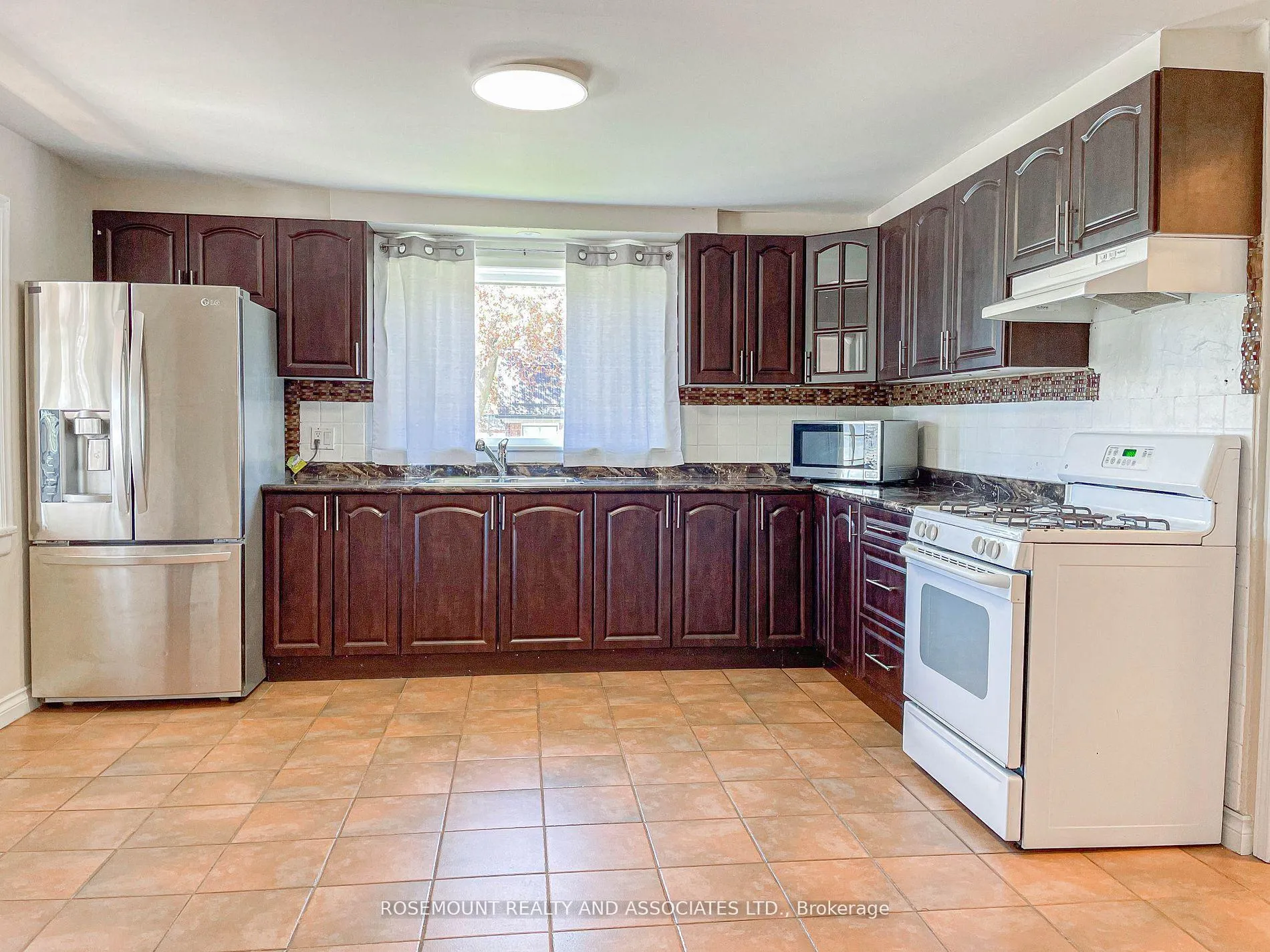Photo 6 of 86 Winchester Road E, Whitby, Brooklin — HOMEH
